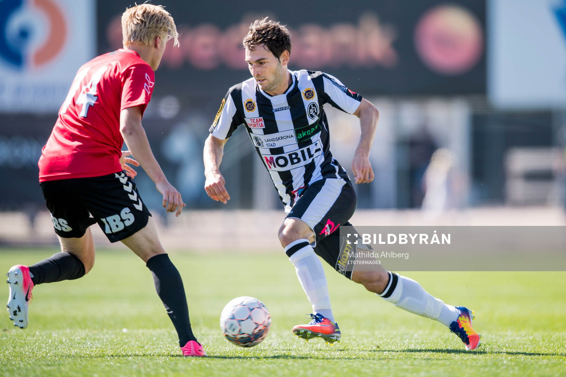 Landskronas Alexander Tkacz driver med bollen mot Oskarshamns Axel Lindahl under fotbollsmatchen mellan Landskrona BoIS och Oskarshamn i Division 1 Södra den 9 juli 2017 i Falsterbo.