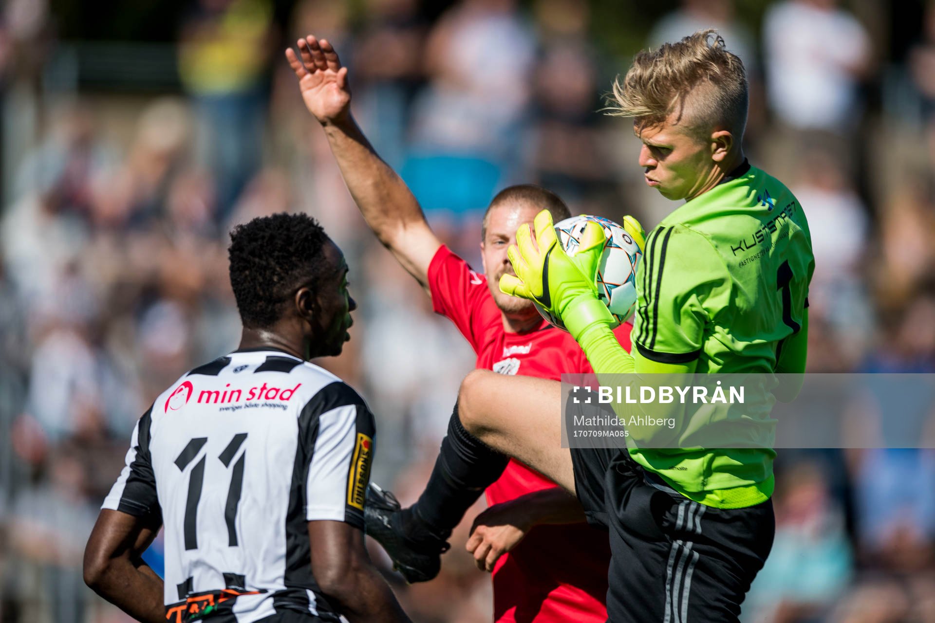 Oskarshamns målvakt Oliver Bergman räddar bollen