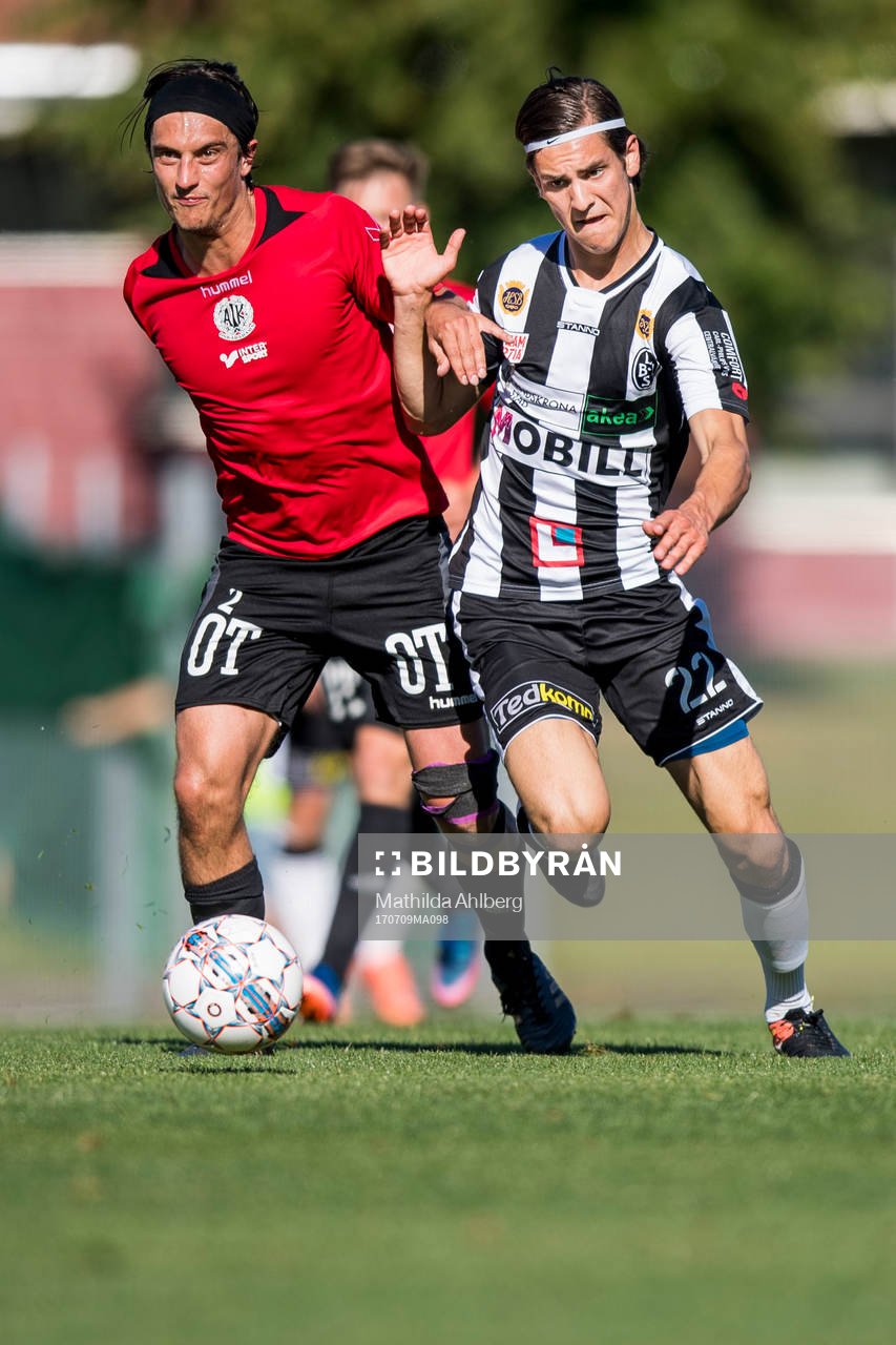 Oskarshamns Oskar Cederling och Landskronas Adi Nalic under fotbollsmatchen mellan Landskrona BoIS och Oskarshamn i Division 1 Södra den 9 juli 2017 i Falsterbo.
