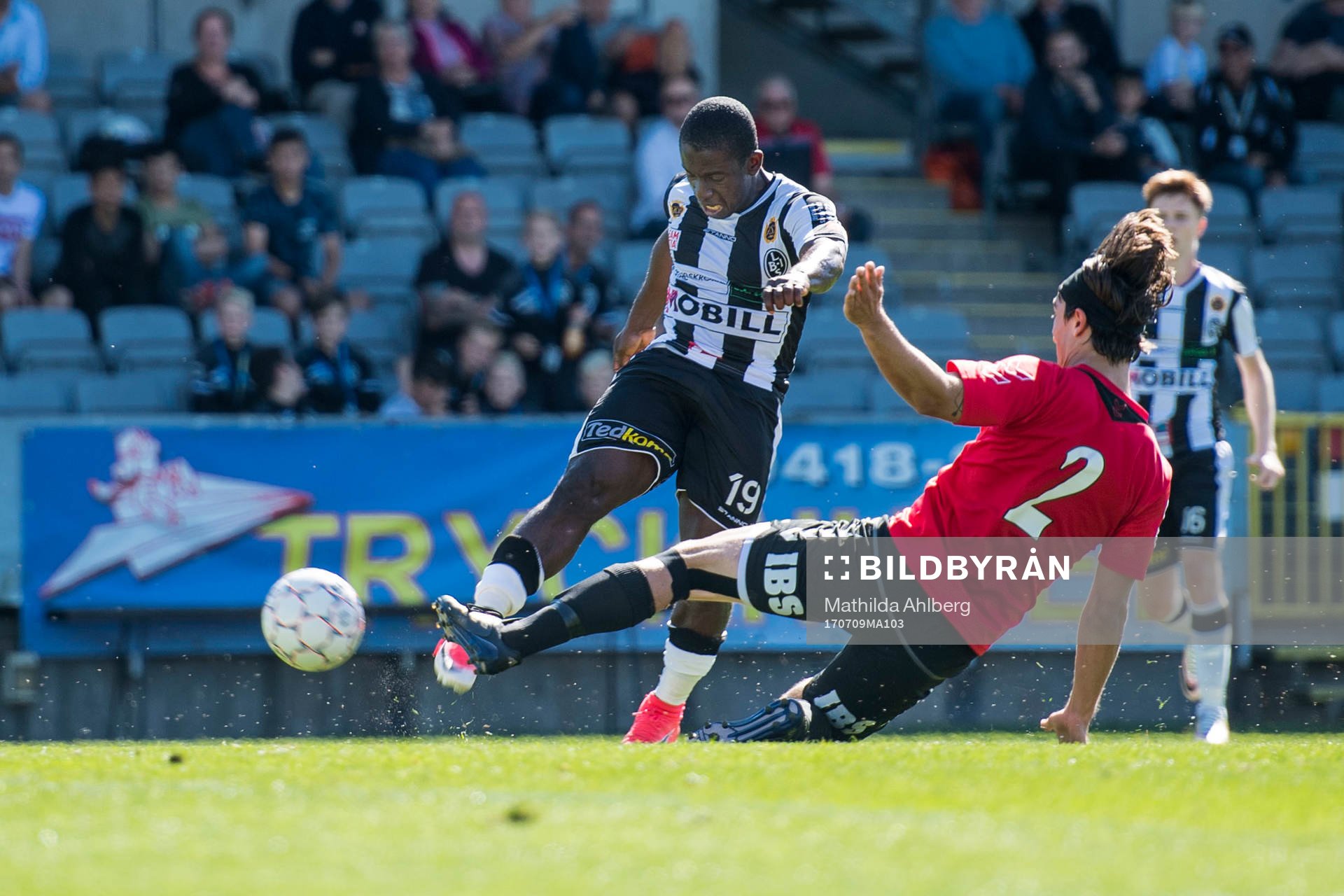 Landskronas Thierry Zahui skjuter
