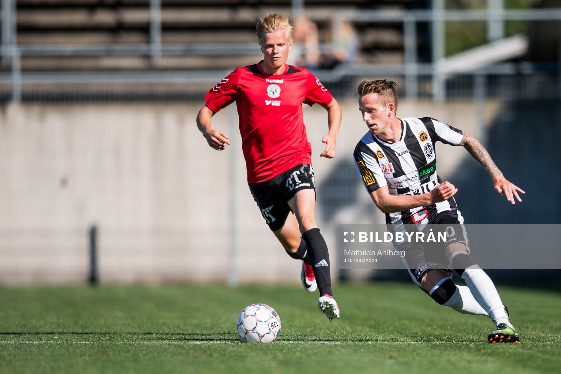 Oskarshamns Axel Lindahl och Landskronas Rasmus Alm under fotbollsmatchen mellan Landskrona BoIS och Oskarshamn i Division 1 Södra den 9 juli 2017 i Falsterbo.