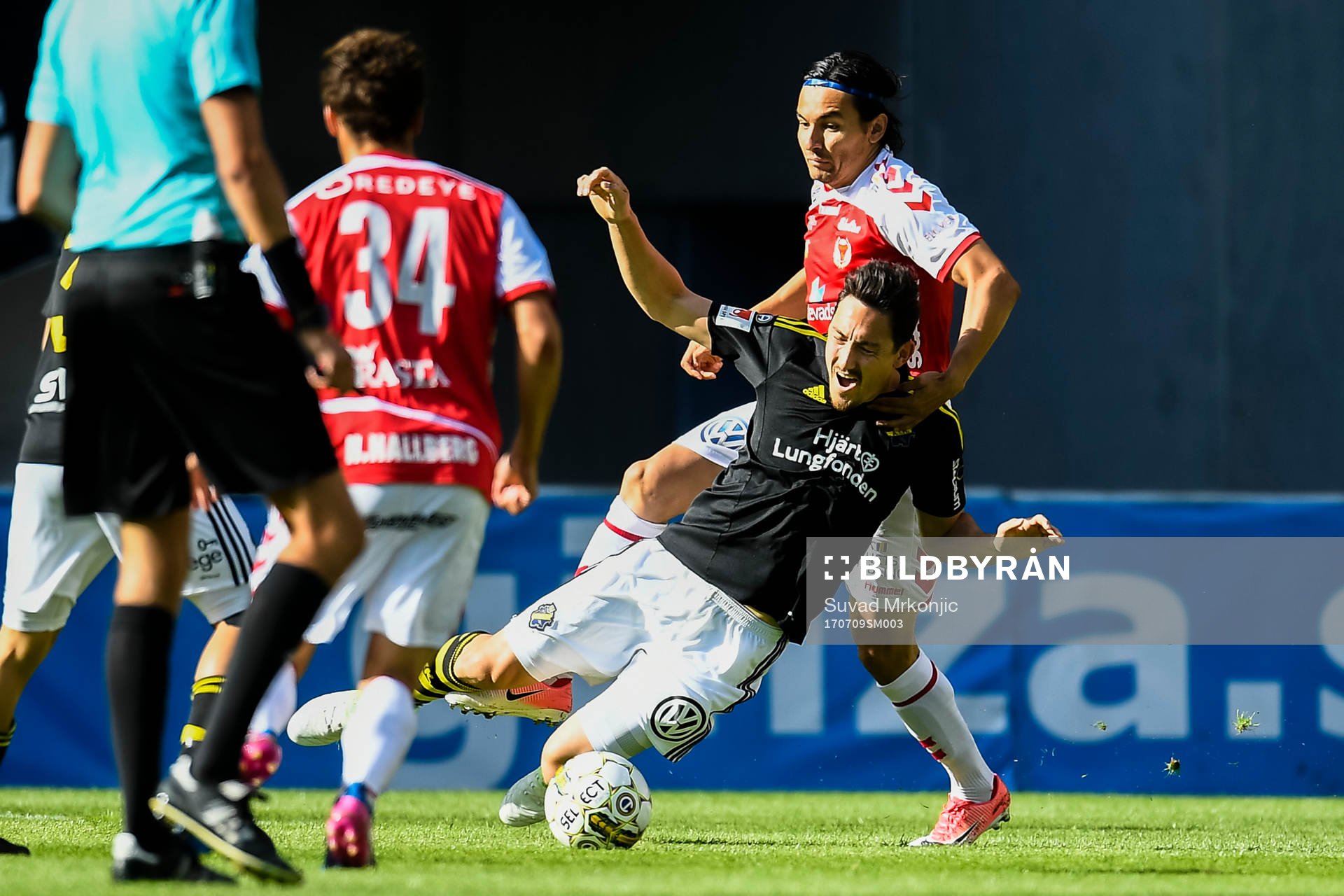 AIK:s Stefan Ishizaki i kamp mot Kalmars Emin Nouri under fotbollsmatchen i Allsvenskan mellan Kalmar och AIK den 9 juli 2017 i Kalmar.