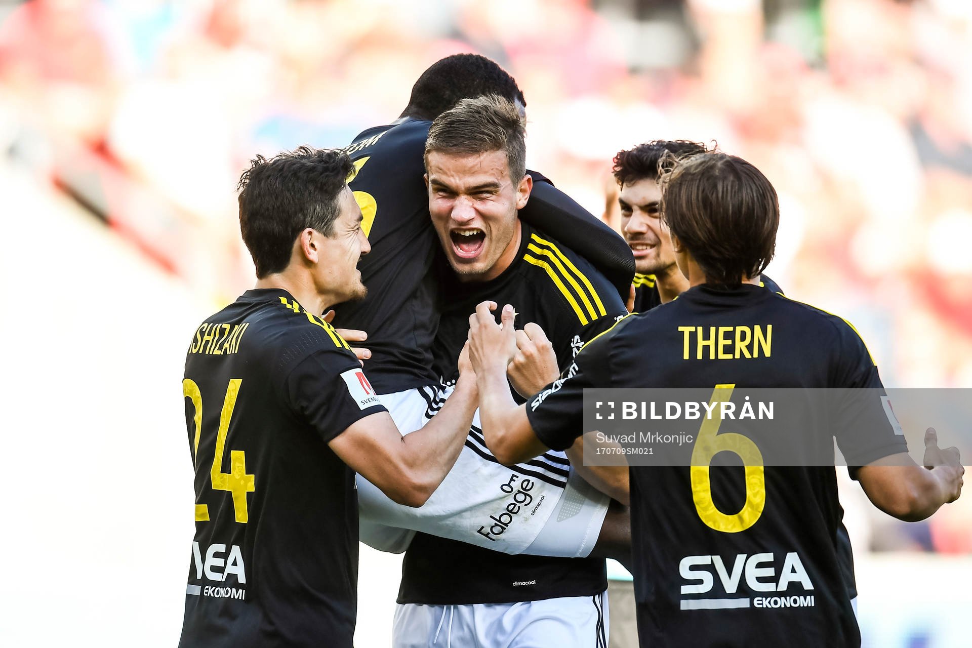 AIK:s Eero Markkanen jublar efter 0-1 av Henok Goitom under fotbollsmatchen i Allsvenskan mellan Kalmar och AIK den 9 juli 2017 i Kalmar.