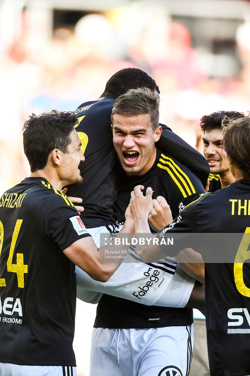 AIK:s Eero Markkanen jublar efter 0-1 av Henok Goitom under fotbollsmatchen i Allsvenskan mellan Kalmar och AIK den 9 juli 2017 i Kalmar.