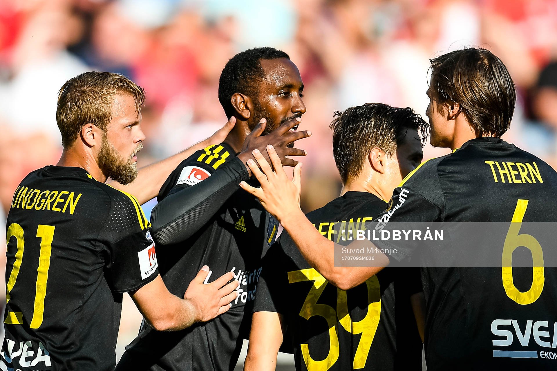 AIK:s spelare jublar efter 0-1 av Henok Goitom under fotbollsmatchen i Allsvenskan mellan Kalmar och AIK den 9 juli 2017 i Kalmar.