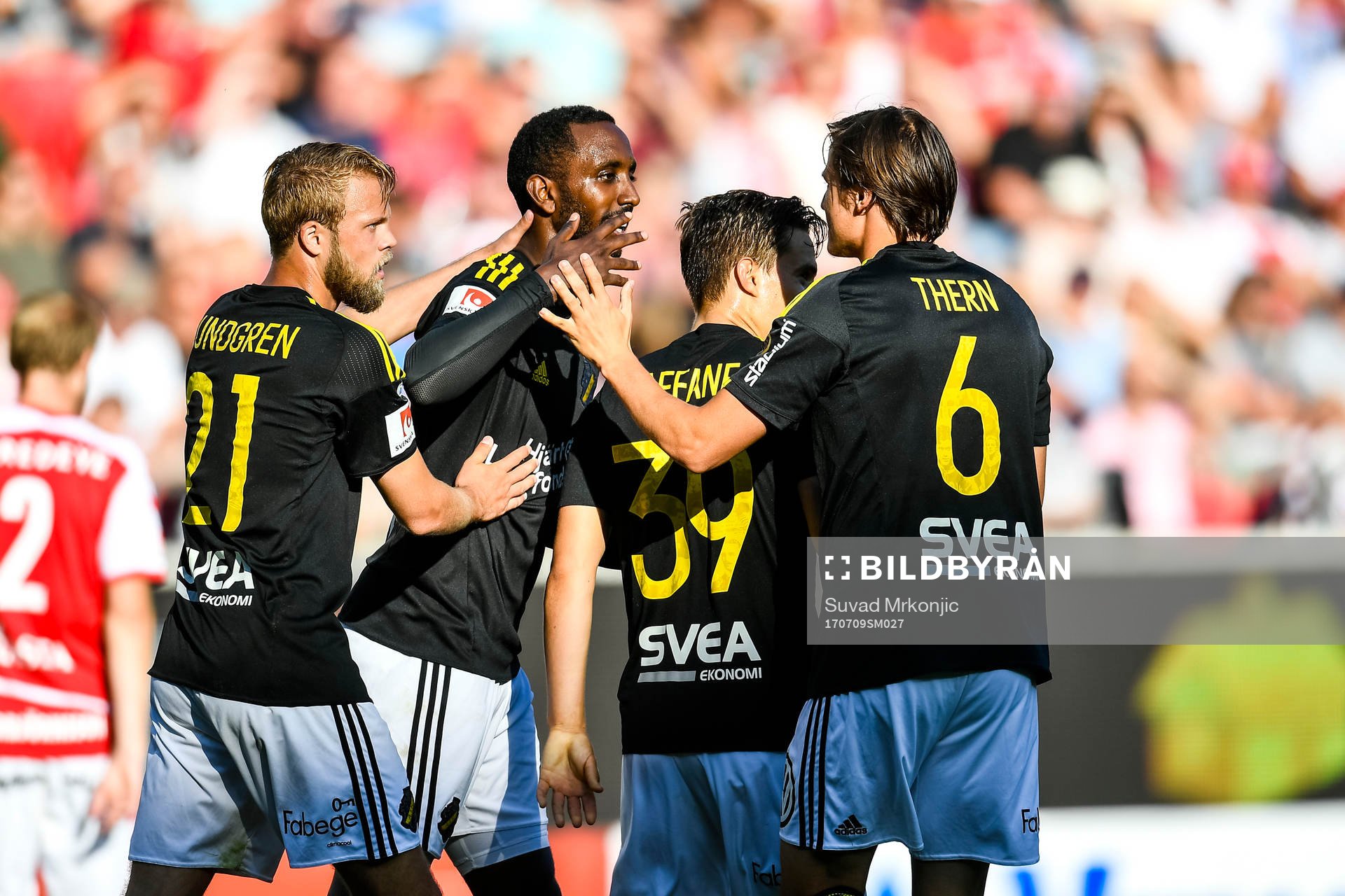AIK:s spelare jublar efter 0-1 av Henok Goitom under fotbollsmatchen i Allsvenskan mellan Kalmar och AIK den 9 juli 2017 i Kalmar.