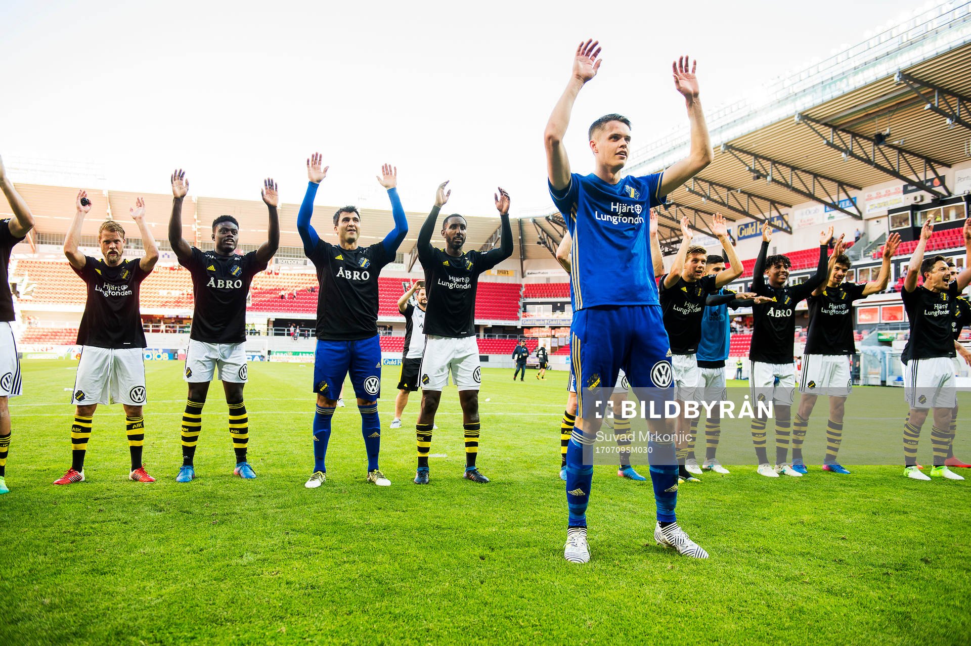 AIKspelarna jublar efter segern i fotbollsmatchen i Allsvenskan mellan Kalmar och AIK den 9 juli 2017 i Kalmar.