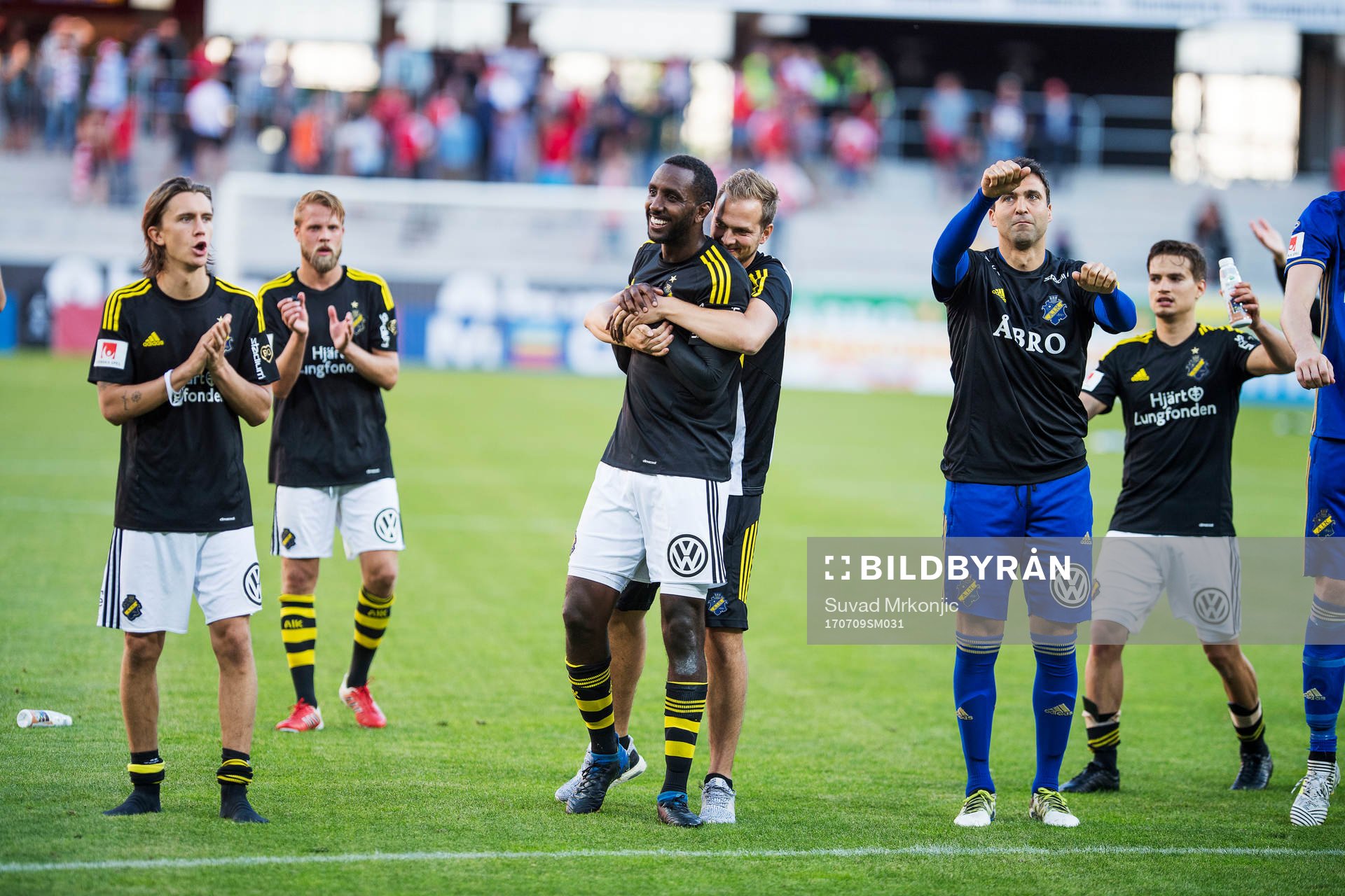 AIK-spelarna, med Henok Goitom i mitten, jublar