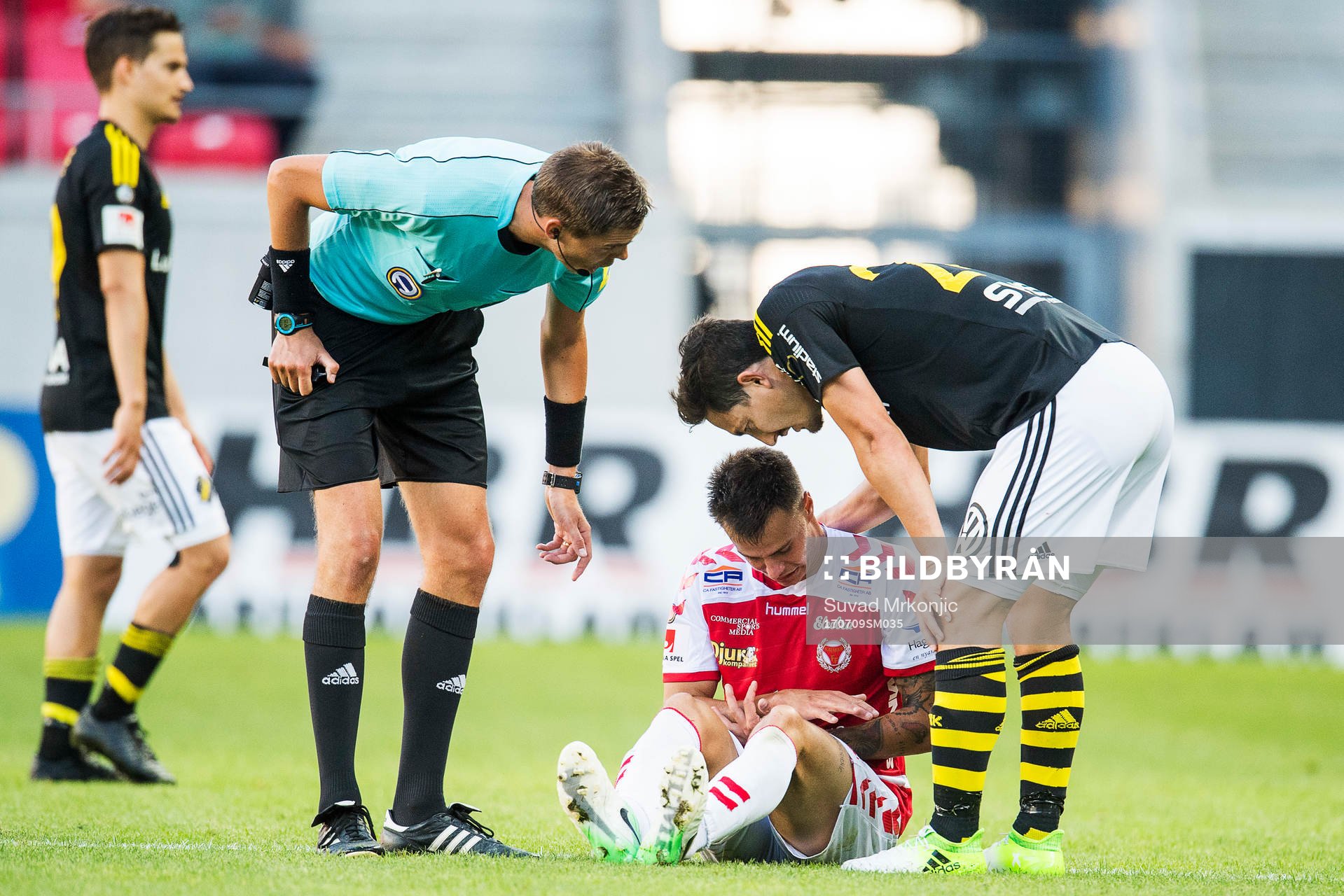 s Stefan Ishizaki och domaren Magnus Lindgren
