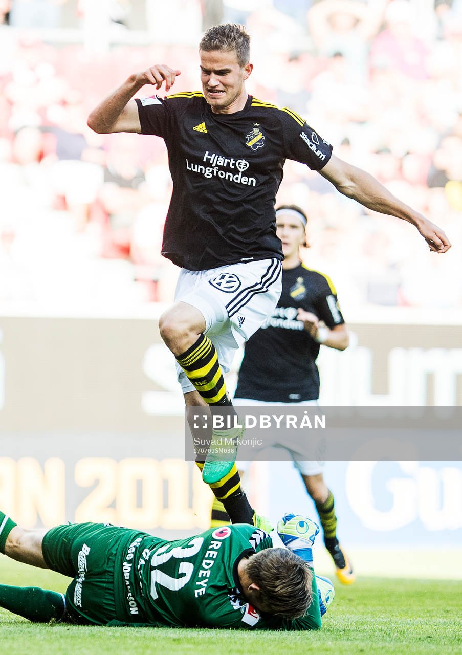 s Eero Markkanen och Kalmars målvakt Lucas Hägg-Johansson