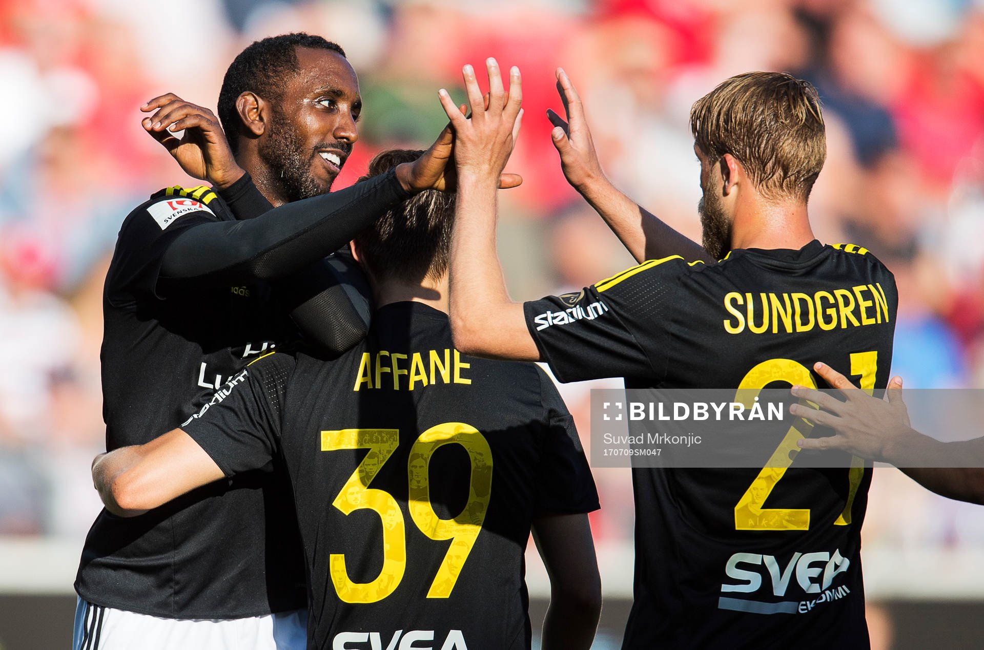 AIK:s Henok Goitom jublar efter sitt 1-0 mål tillsammans med Amin Affane och Daniel Sundgren under fotbollsmatchen i Allsvenskan mellan Kalmar och AIK den 9 juli 2017 i Kalmar.