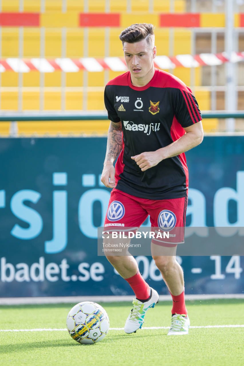 Östersunds Jamie Hopcutt värmer upp