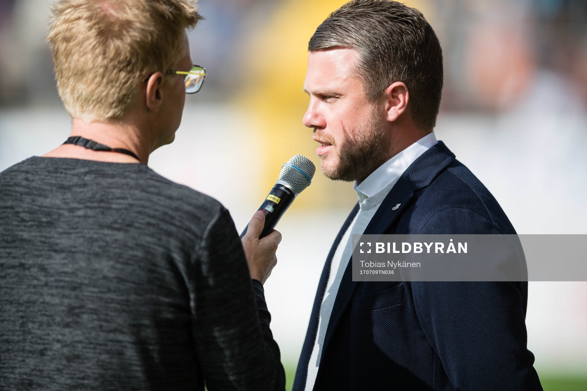 Jönköpings tränare Jimmy Thelin blir intervjuad