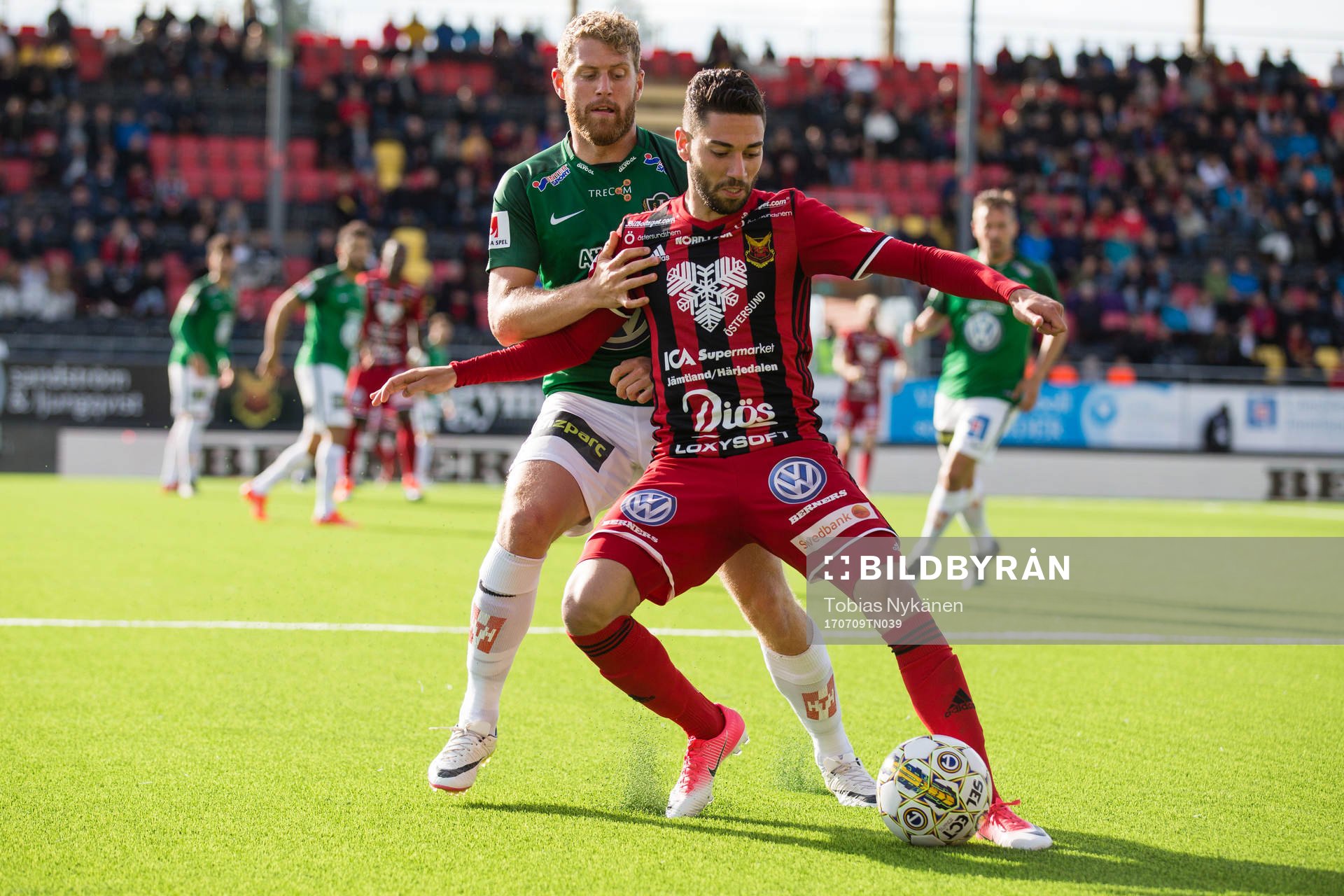 Östersunds Gabriel Somi mot Jönköpings Stefan Karlsson under fotbollsmatchen i Allsvenskan mellan Östersund och Jönköping den 9 juli 2017 i Östersund.