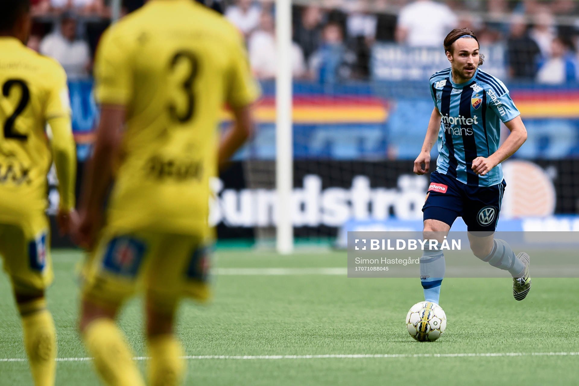 Djurgårdens Kevin Walker driver bollen