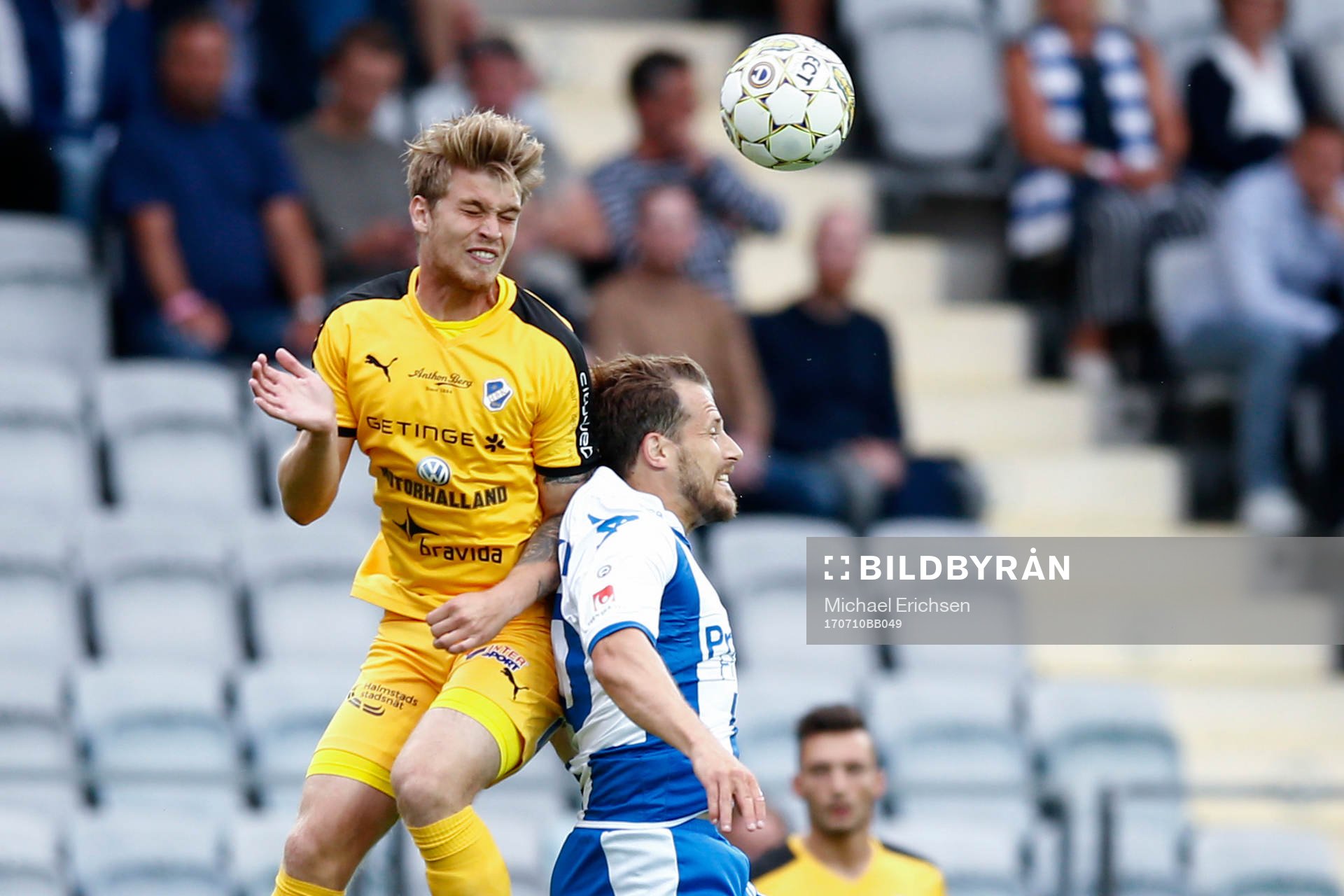Halmstads Marcus Mathisen och IFK Göteborgs Tobias Hysen i en nickduell under fotbollsmatchen i allsvenskan mellan IFK Göteborg och Halmstad den 10 juli 2017 i Göteborg.