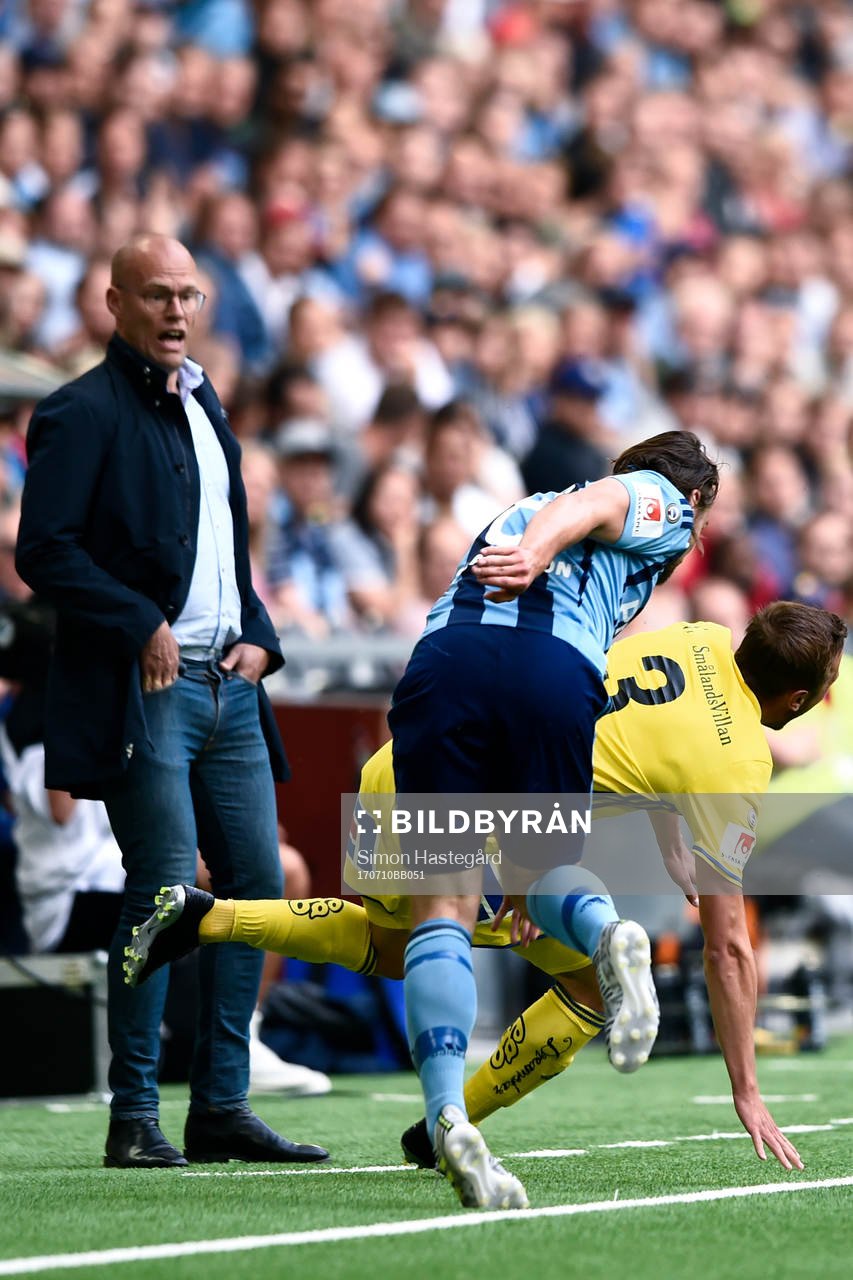 Djurgårdens Kevin Walker fäller Sundsvalls Dennis Olsson