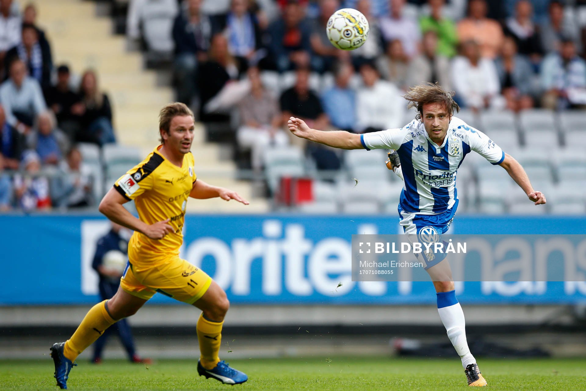 Halmstads Fredrik Olsson försvarar mot IFK Göteborgs