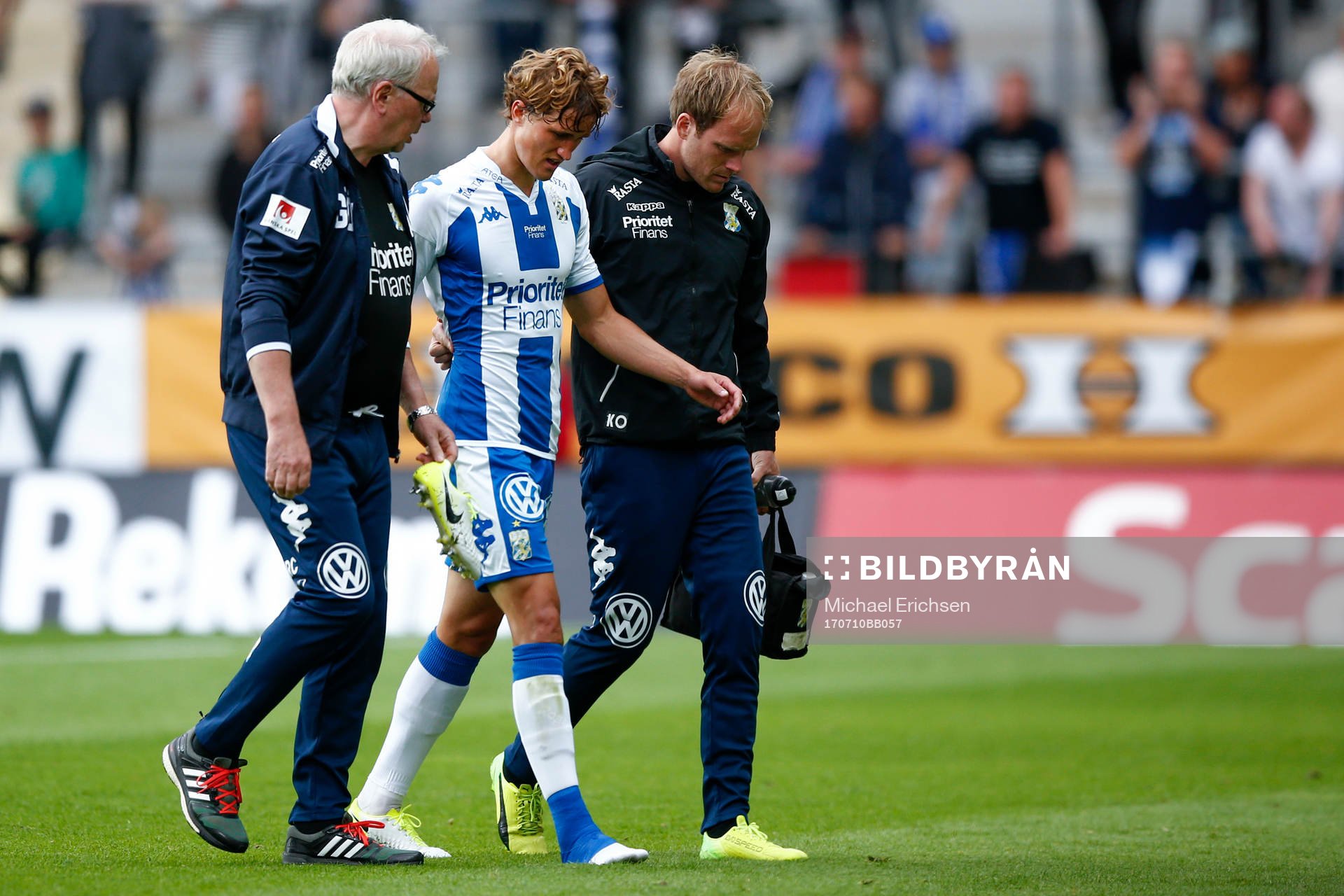 IFK Göteborgs Thomas Rogne hjälps av planen och tvingas utgå på grund av en fotskada under fotbollsmatchen i allsvenskan mellan IFK Göteborg och Halmstad den 10 juli 2017 i Göteborg.