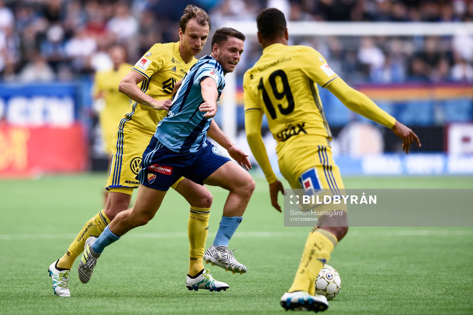 Djurgårdens Kerim Mrabti i kampöm bollen med Sundsvalls