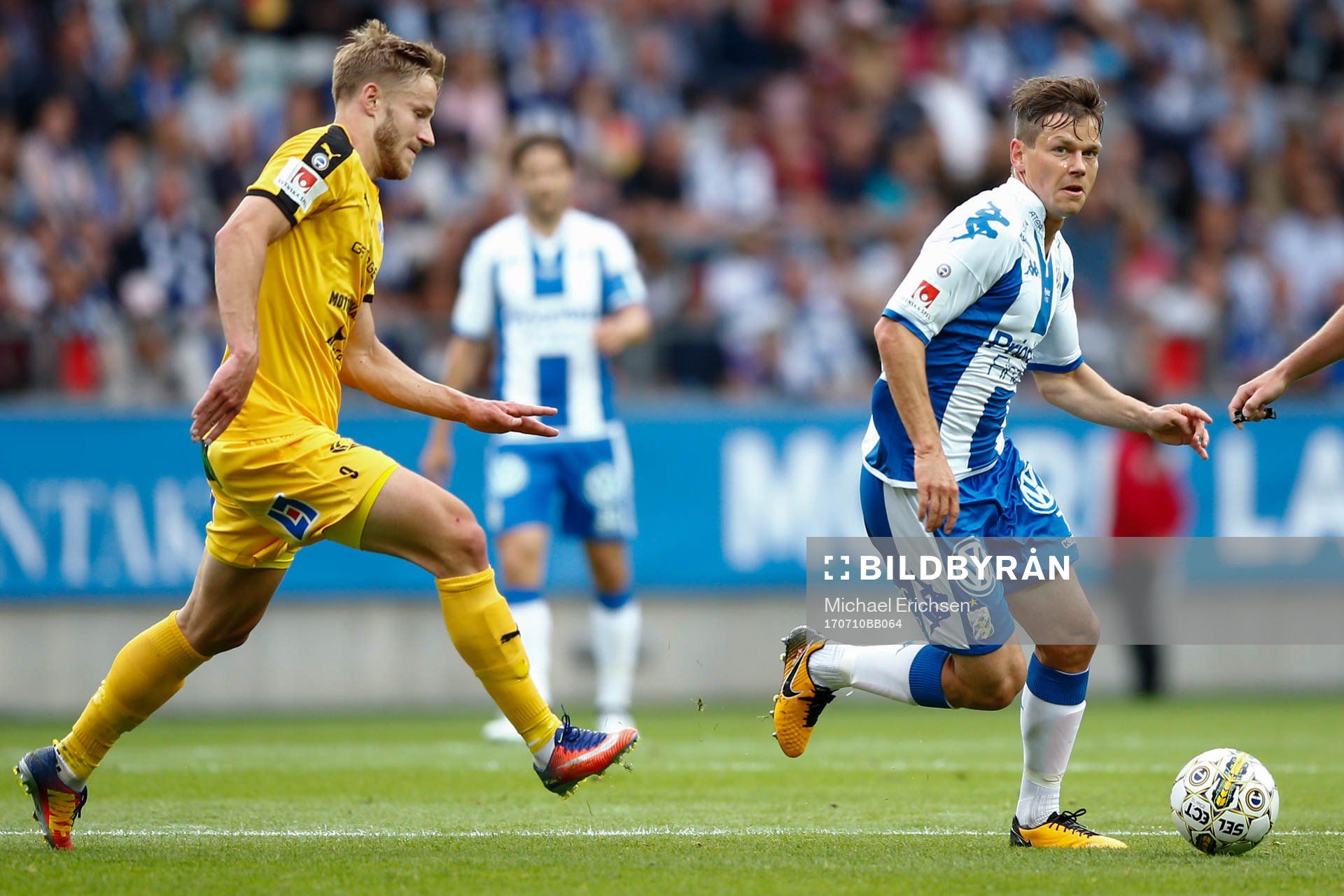 Halmstads Fredrik Liverstam försvarar mot IFK Göteborgs