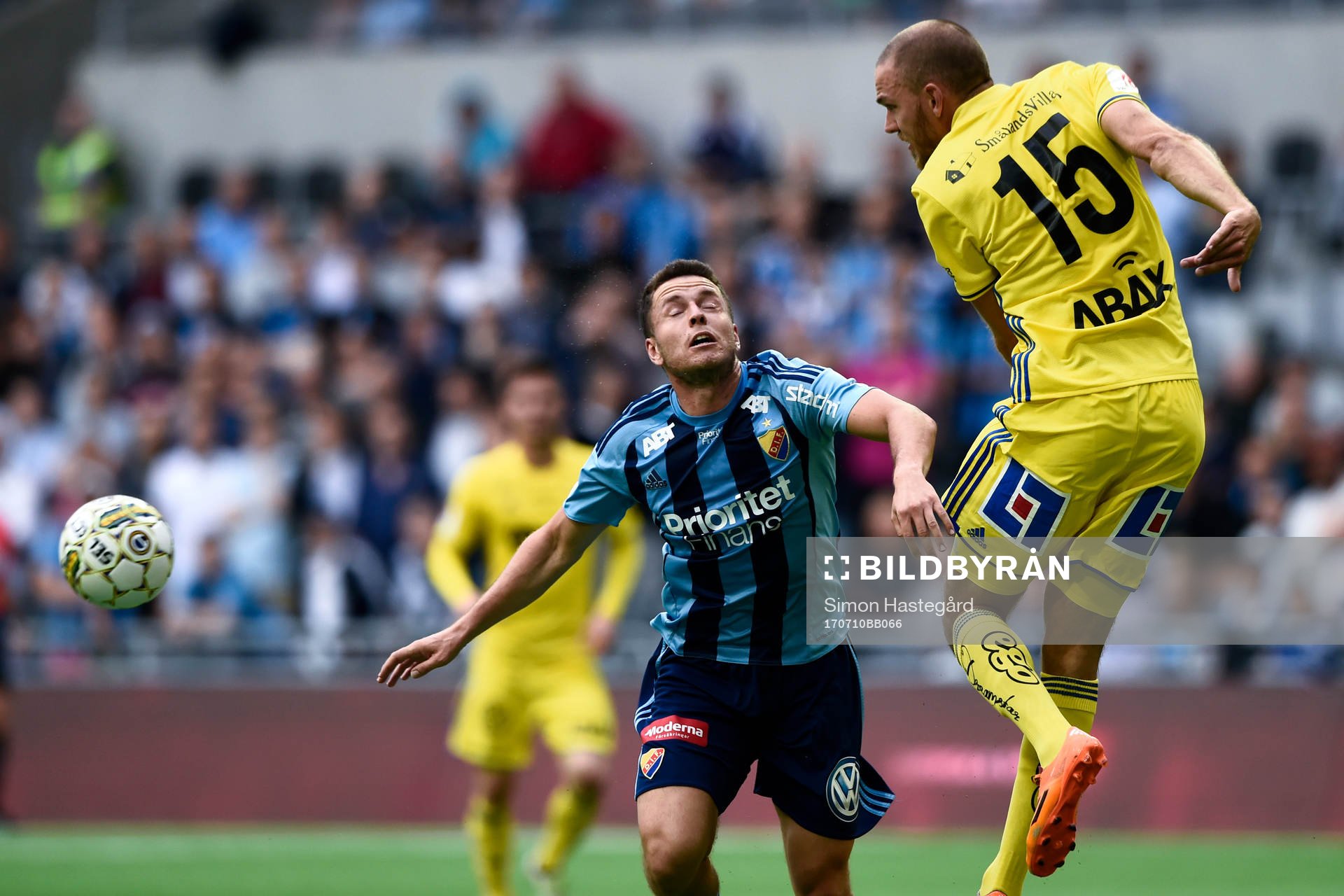 Djurgårdens Kerim Mrabti i nickduell med Sundsvalls Marcus