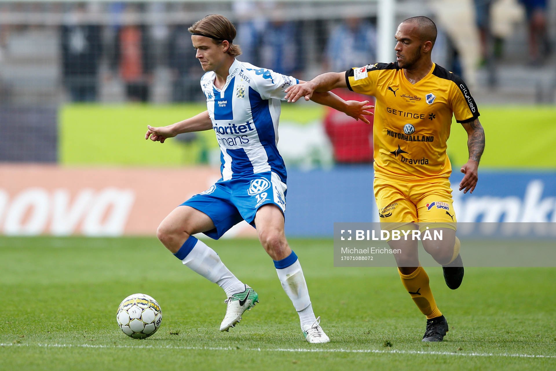 IFK Göteborgs August Erlingmark och Halmstads Nikolai Alho i kamp om bollen under fotbollsmatchen i allsvenskan mellan IFK Göteborg och Halmstad den 10 juli 2017 i Göteborg.