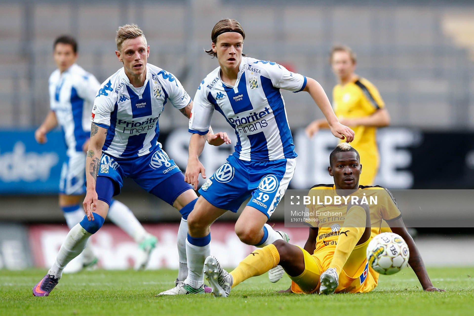 IFK Göteborgs Sören Rieks och August Erlingmark i kamp om