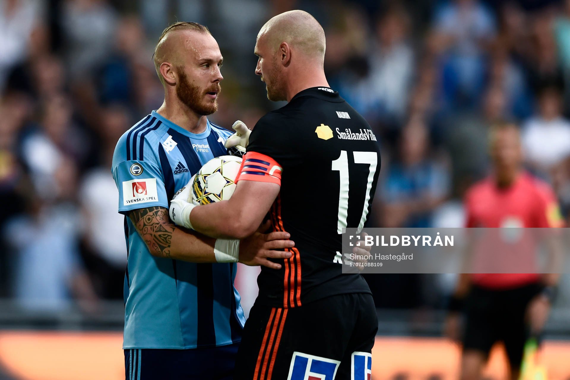Djurgårdens Magnus Eriksson i en diskussion med Sundsvalls målvakt Tommy Naurin under fotbollsmatchen i Allsvenskan mellan Djurgården och GIF Sundsvall den 10 juli 2017 i Stockholm.