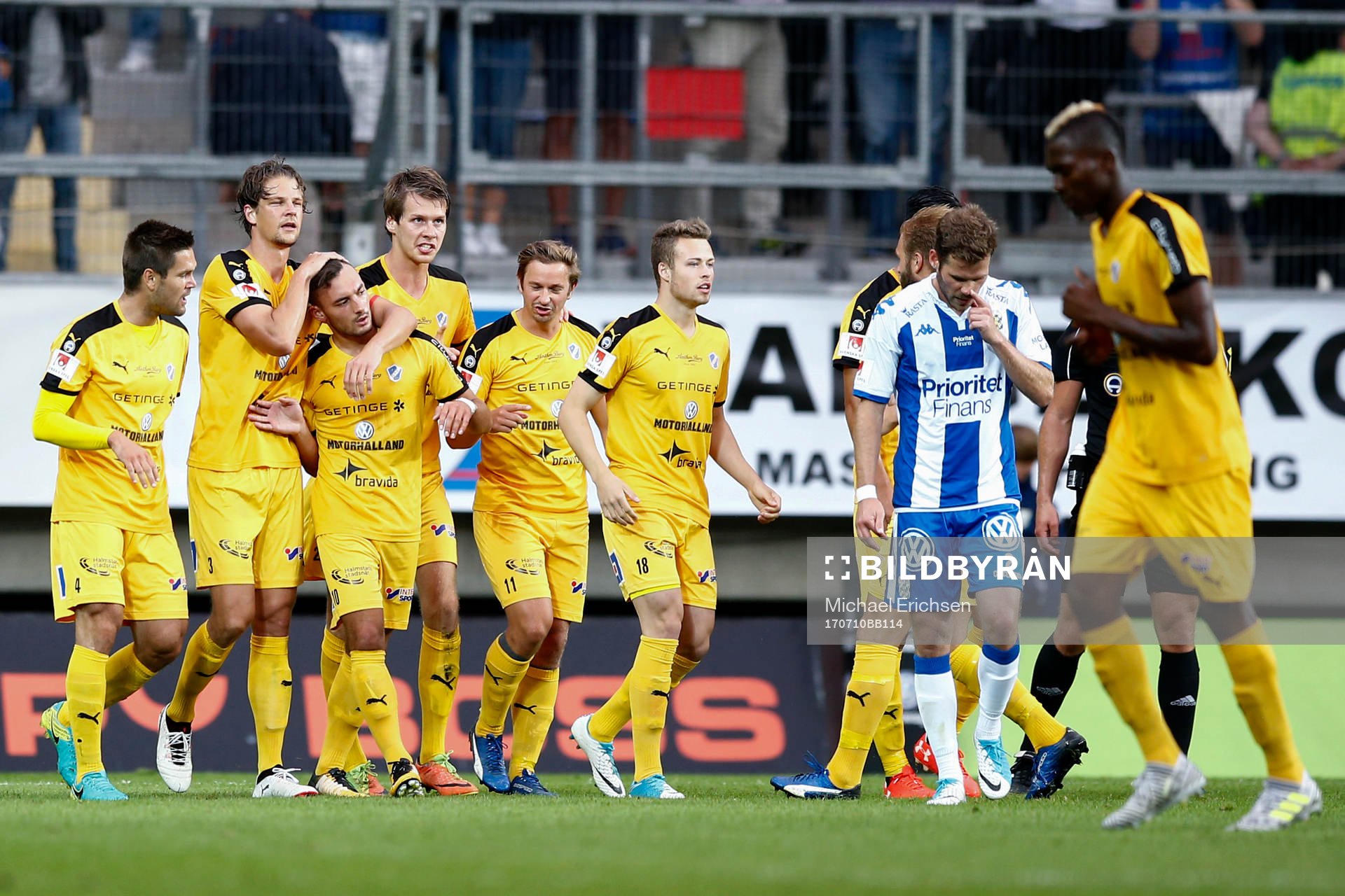 Halmstads Rebin Assad, Fredrik Liverstam, målskytten Sead Haksabanovic, Fredrik Olsson och Rasmus Wiedesheim-Paul jublar efter kvitteringen till 1-1 under fotbollsmatchen i allsvenskan mellan IFK Göteborg och Halmstad den 10 juli 2017 i Göteborg.