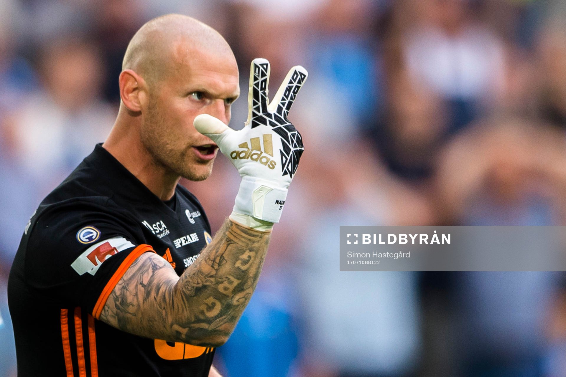 Sundsvalls målvakt Tommy Naurin reagerar och signalerar