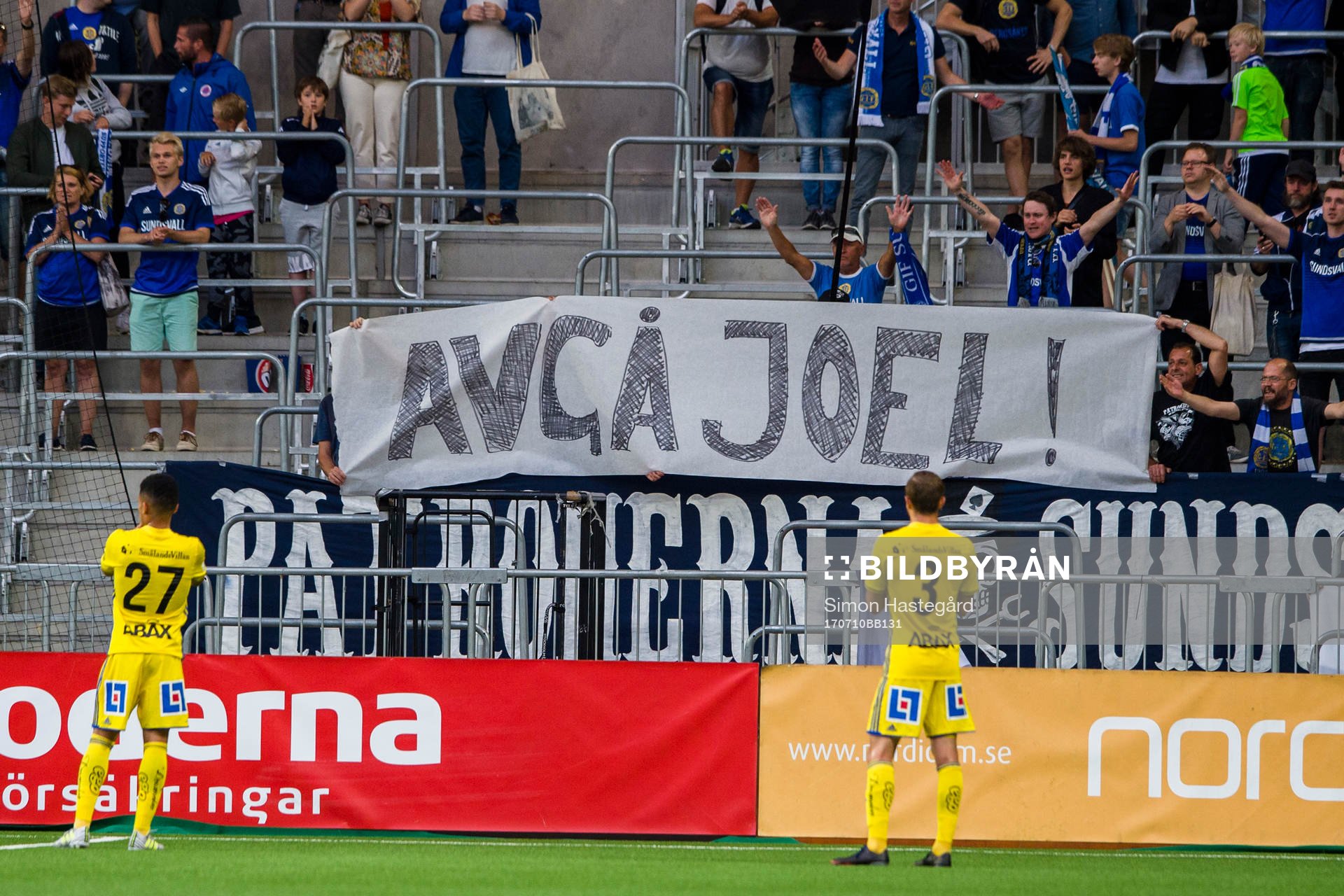 Sundsvalls spelare tackar publiken efter fotbollsmatchen i Allsvenskan mellan Djurgården och GIF Sundsvall den 10 juli 2017 i Stockholm.