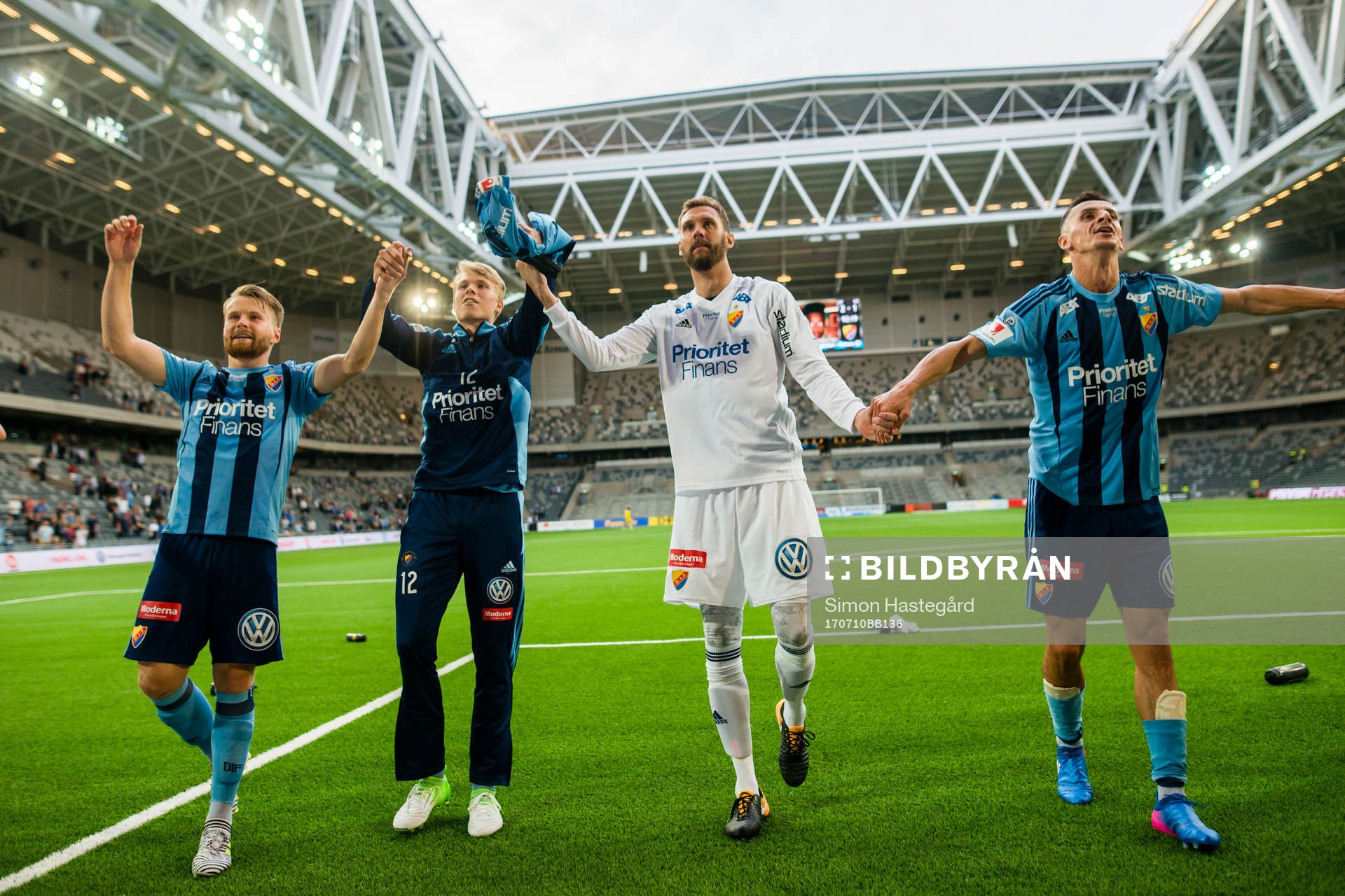 Djurgårdens målvakt Andreas Isaksson tackar publiken