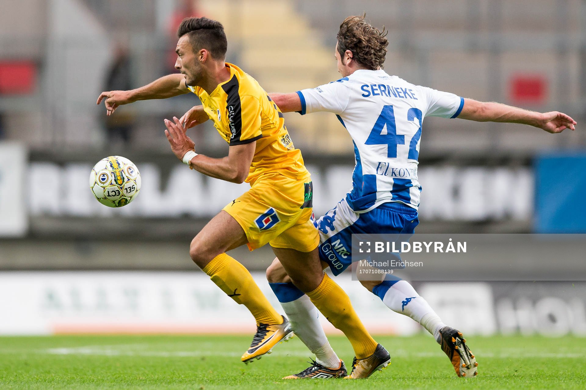 Halmstads Sead Haksabanovic i kamp med IFK Göteborgs Mikkel Diskerud under fotbollsmatchen i allsvenskan mellan IFK Göteborg och Halmstad den 10 juli 2017 i Göteborg.