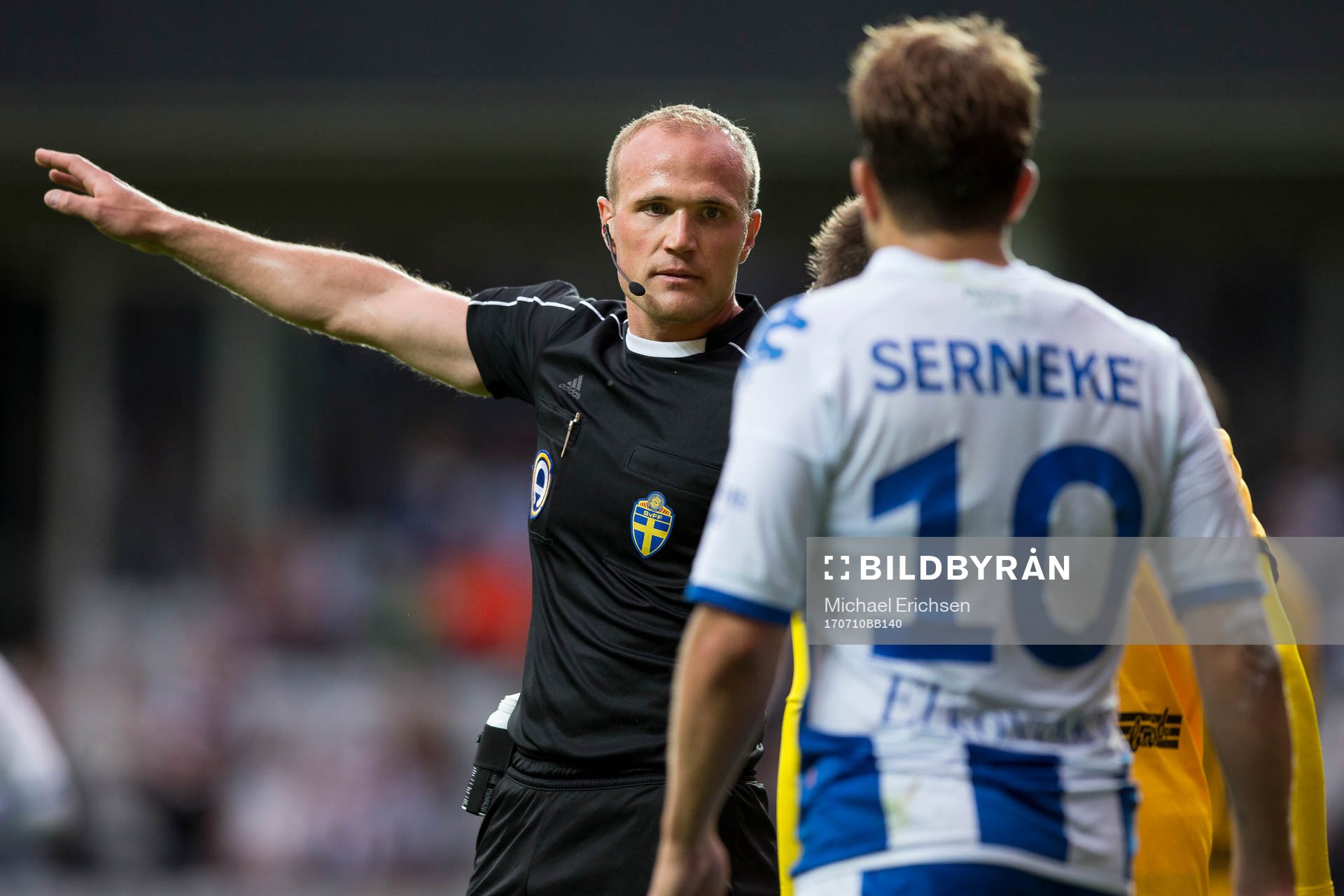 Domare Patrik Eriksson och IFK Göteborgs Tobias Hysen