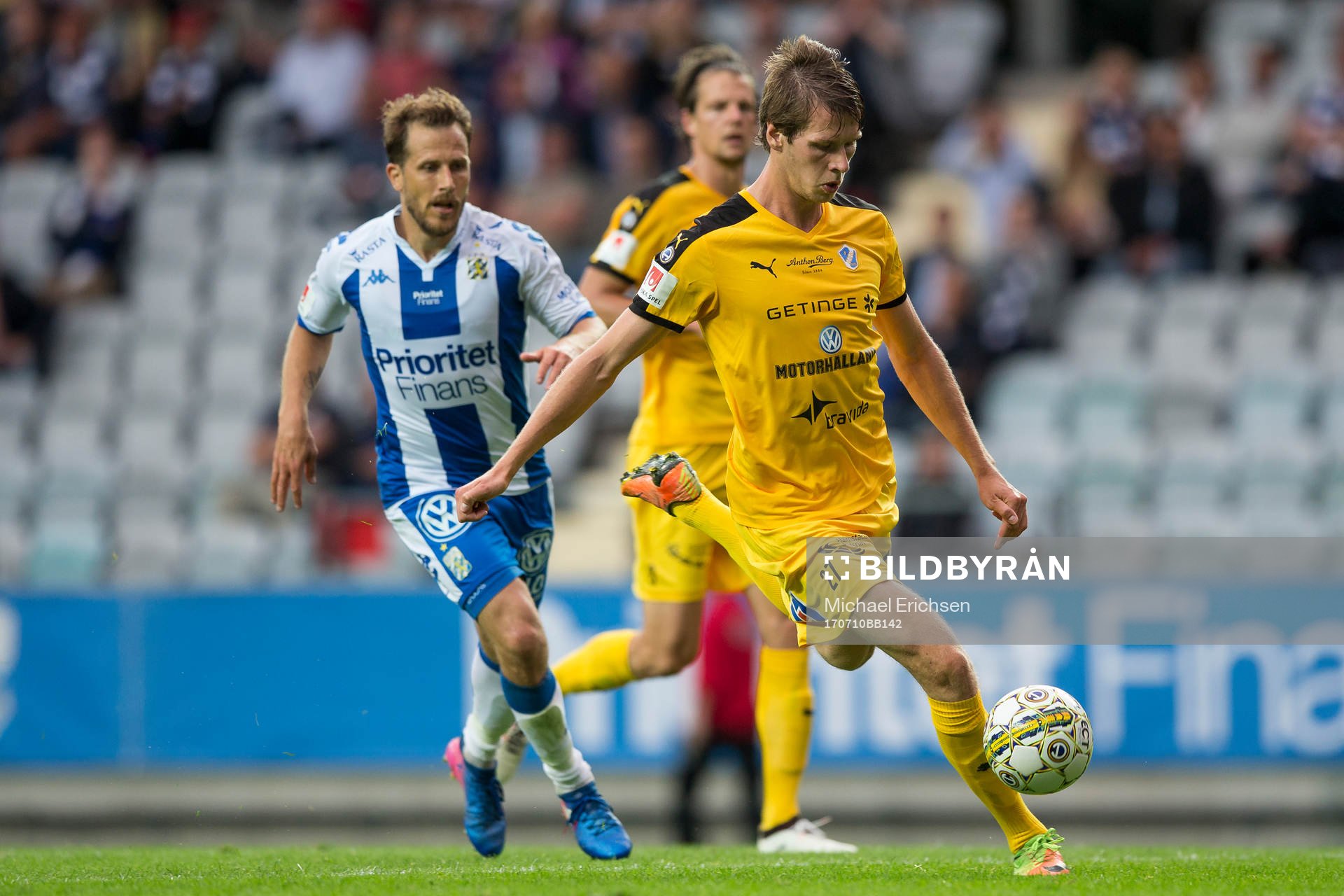 Halmstads Marcus Johansson före IFK Göteborgs Tobias Hysen