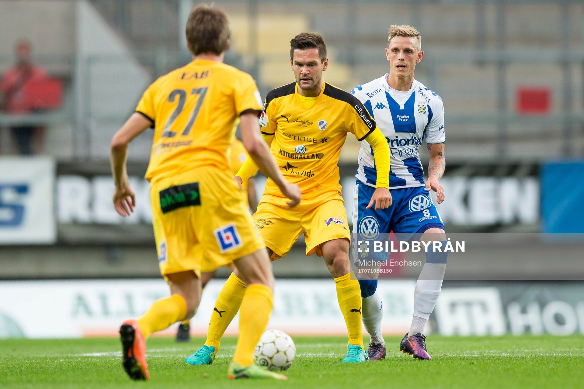 Halmstads Ivo Pekalski före IFK Göteborgs Sören Rieks
