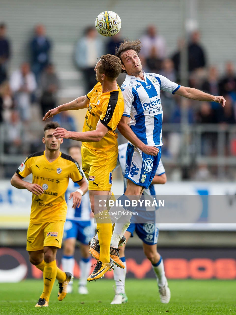 Halmstads Andreas Bengtsson i nickduell med IFK Göteborgs Mikkel Diskerud under fotbollsmatchen i allsvenskan mellan IFK Göteborg och Halmstad den 10 juli 2017 i Göteborg.