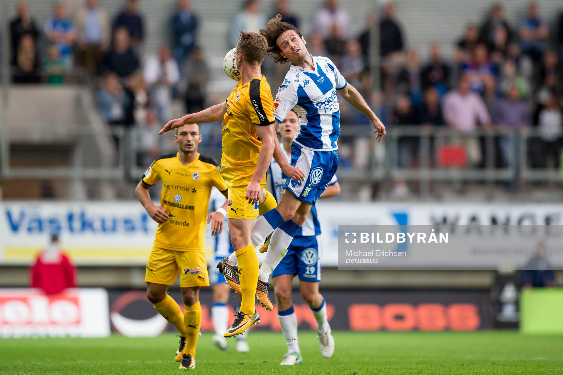 Halmstads Andreas Bengtsson i nickduell med IFK Göteborgs