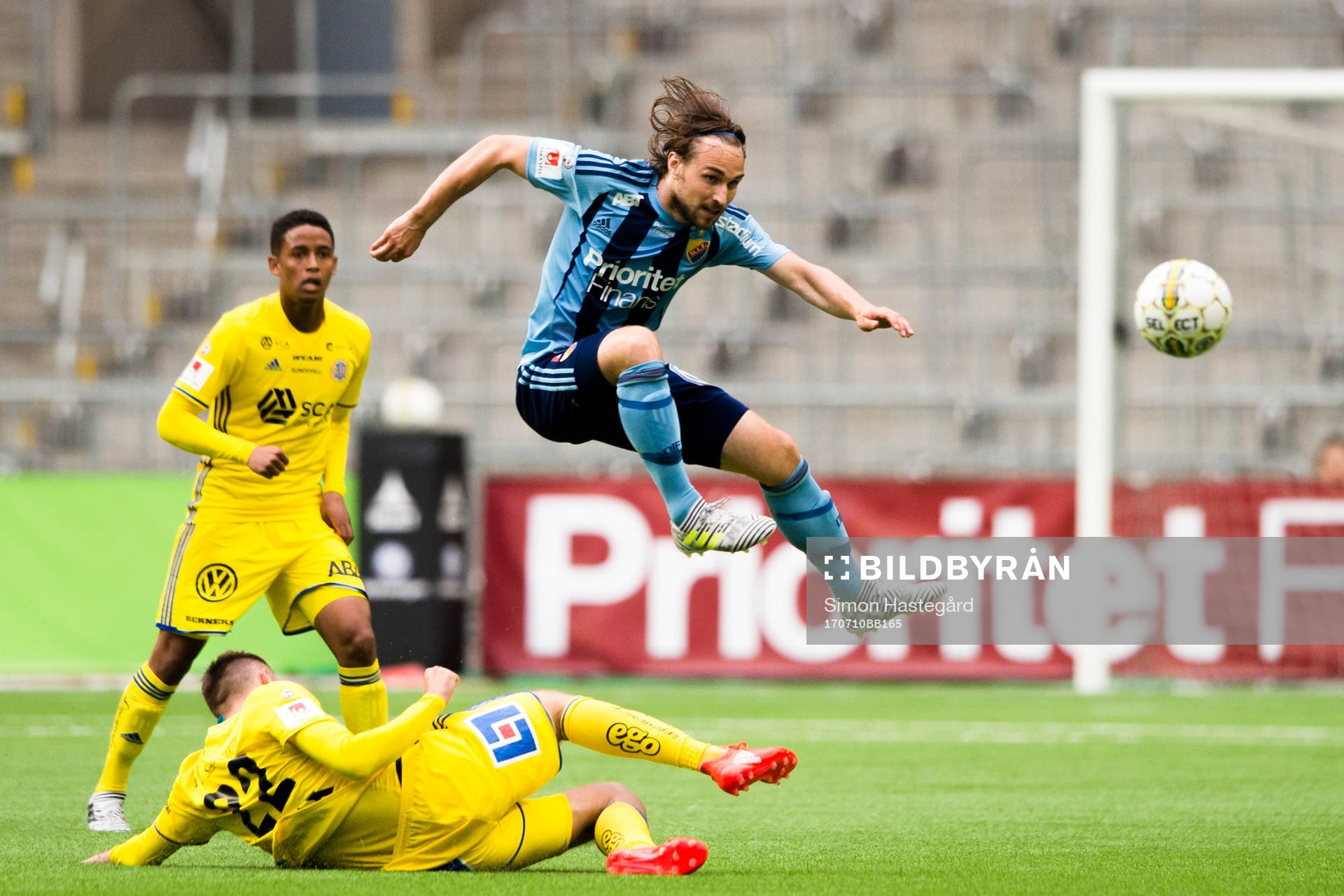 Djurgårdens Kevin Walker och Sundsvalls Smajl Suljevic