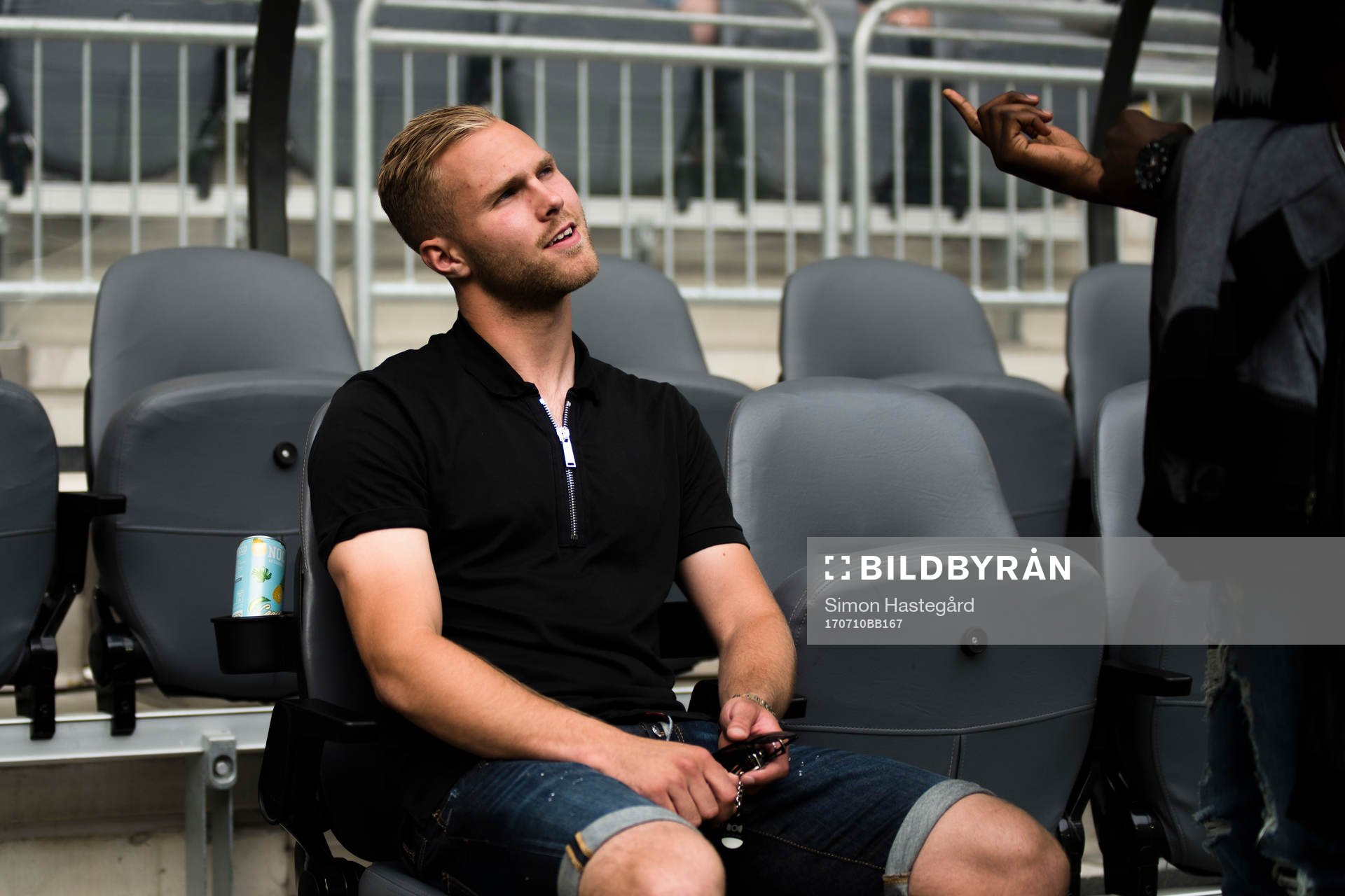 Djurgårdens Gustav Engvall på bänken före