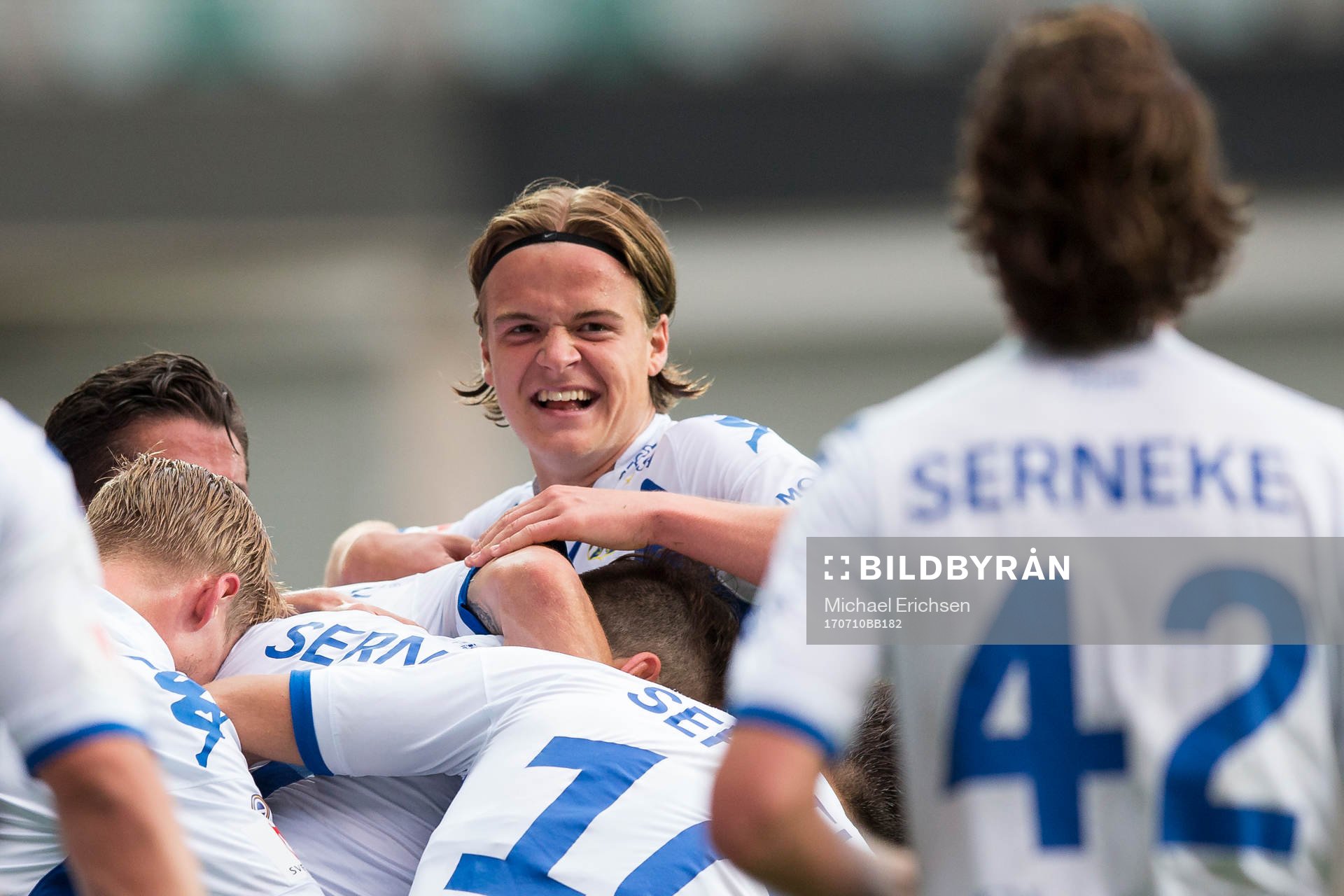 IFK Göteborgs August Erlingmark jublar och kramar om Mads Albaek efter hans 1-0 mål under fotbollsmatchen i allsvenskan mellan IFK Göteborg och Halmstad den 10 juli 2017 i Göteborg.