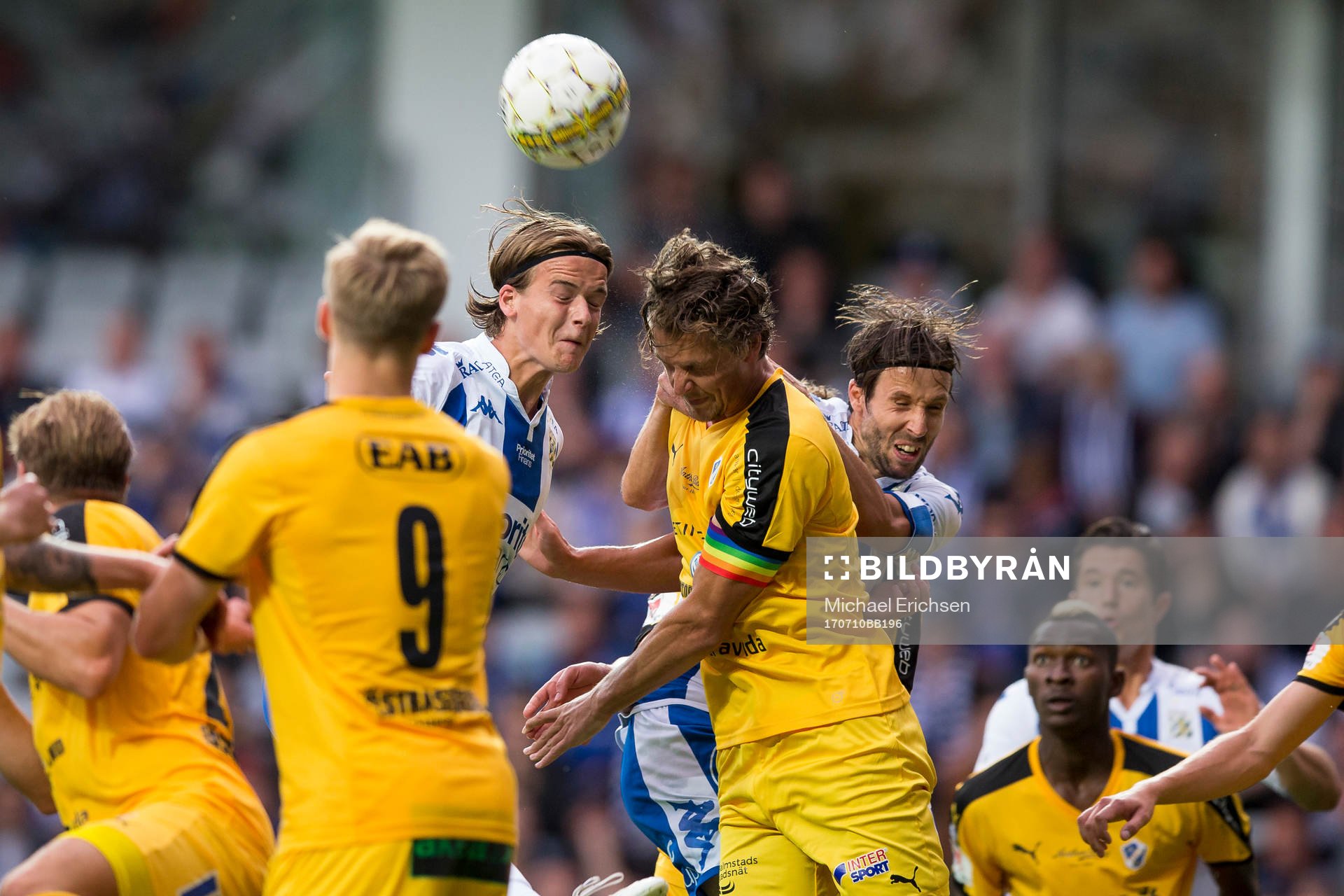 IFK Göteborgs August Erlingmark och Mattias Bjärsmyr i nickduell med Halmstads Fredrik Liverstam under fotbollsmatchen i allsvenskan mellan IFK Göteborg och Halmstad den 10 juli 2017 i Göteborg.