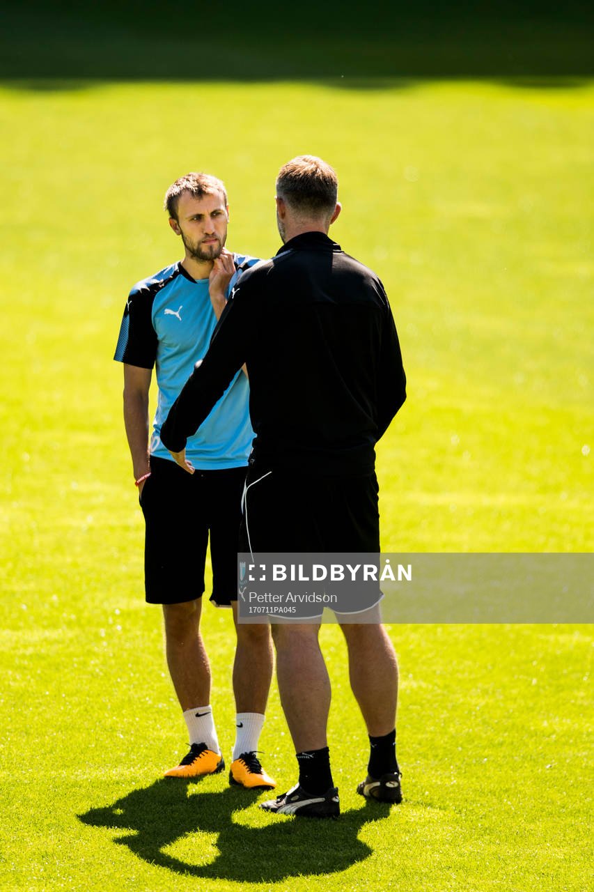 Malmö FFs Magnus Wolff Eikrem pratar med sjukgymnast