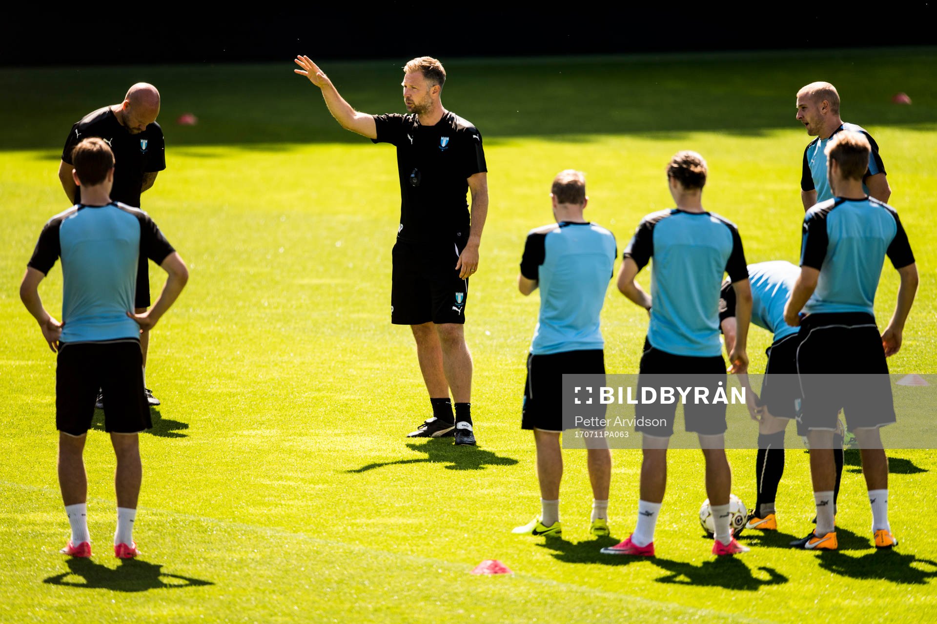 Malmö FFs tränare Magnus Pehrsson har genomgång med spelarna under en träning inför kvalet till Champions League den 11 juli 2017 i Malmö.