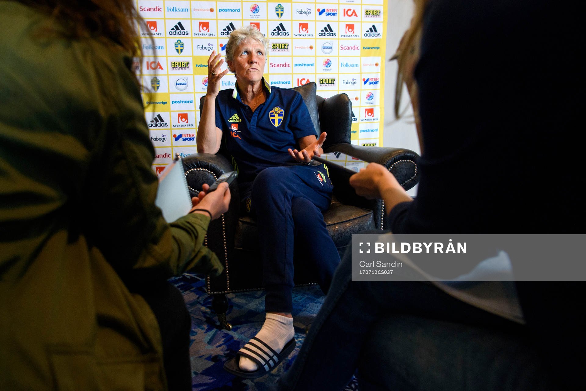 Förbundskapten Pia Sundhage blir intervjuad