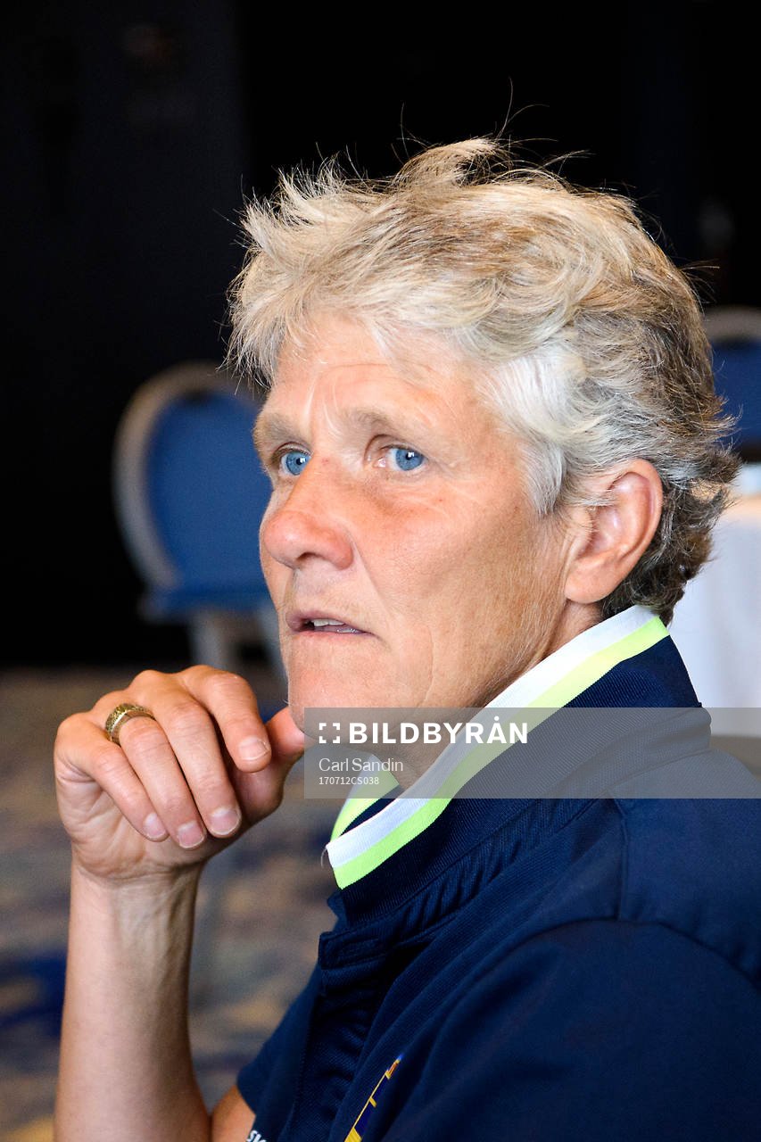 Förbundskapten Pia Sundhage blir intervjuad