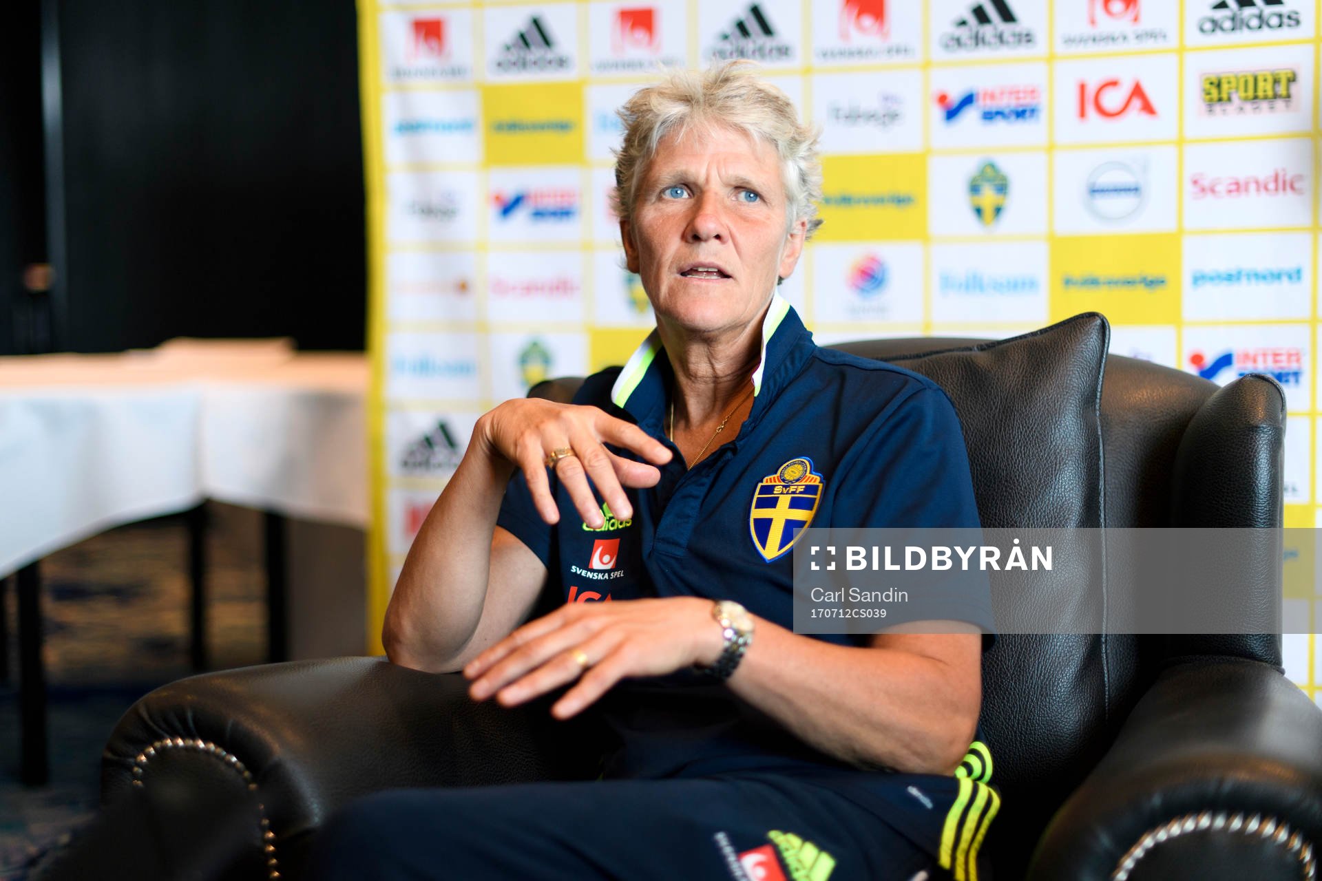 Förbundskapten Pia Sundhage blir intervjuad