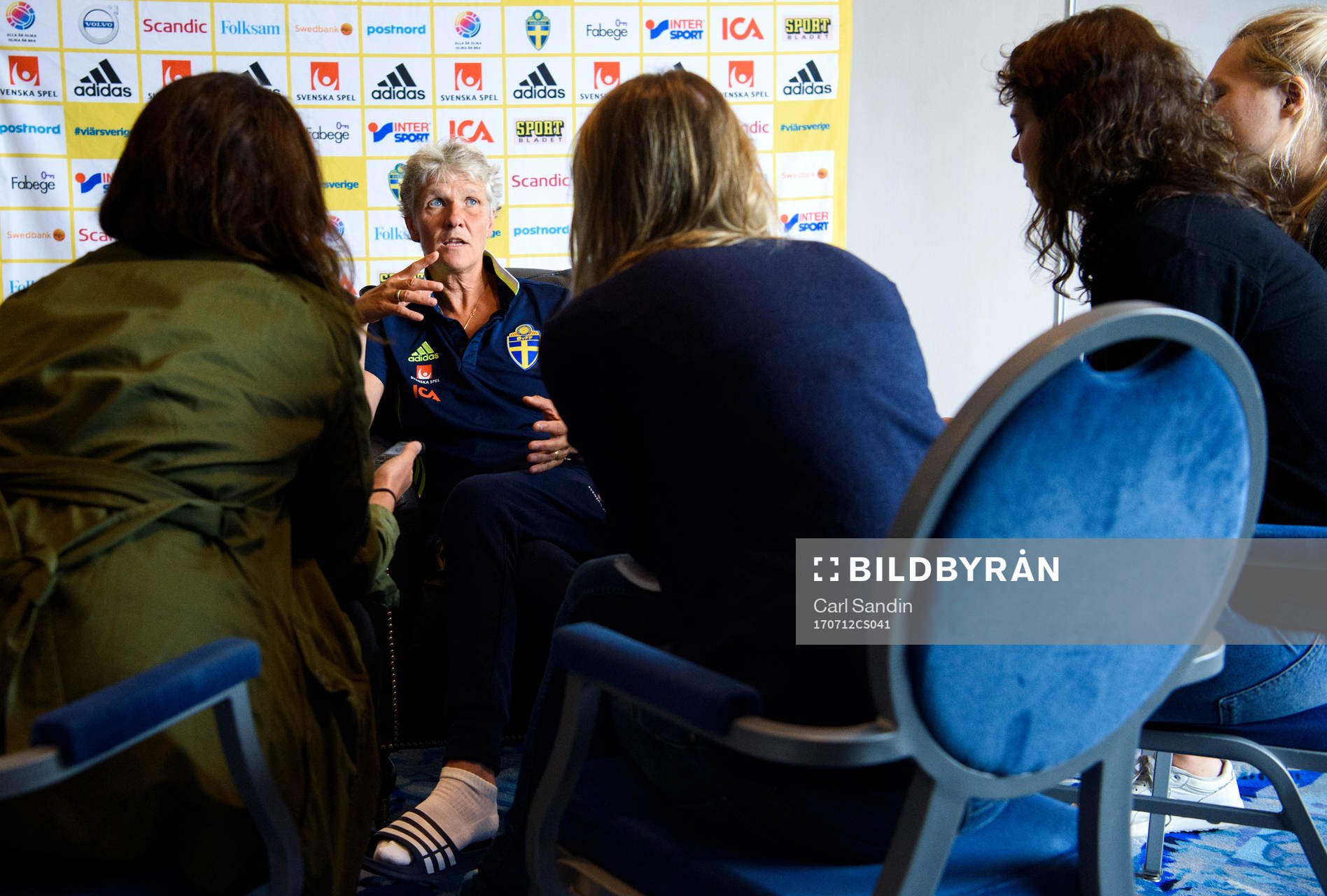 Förbundskapten Pia Sundhage blir intervjuad
