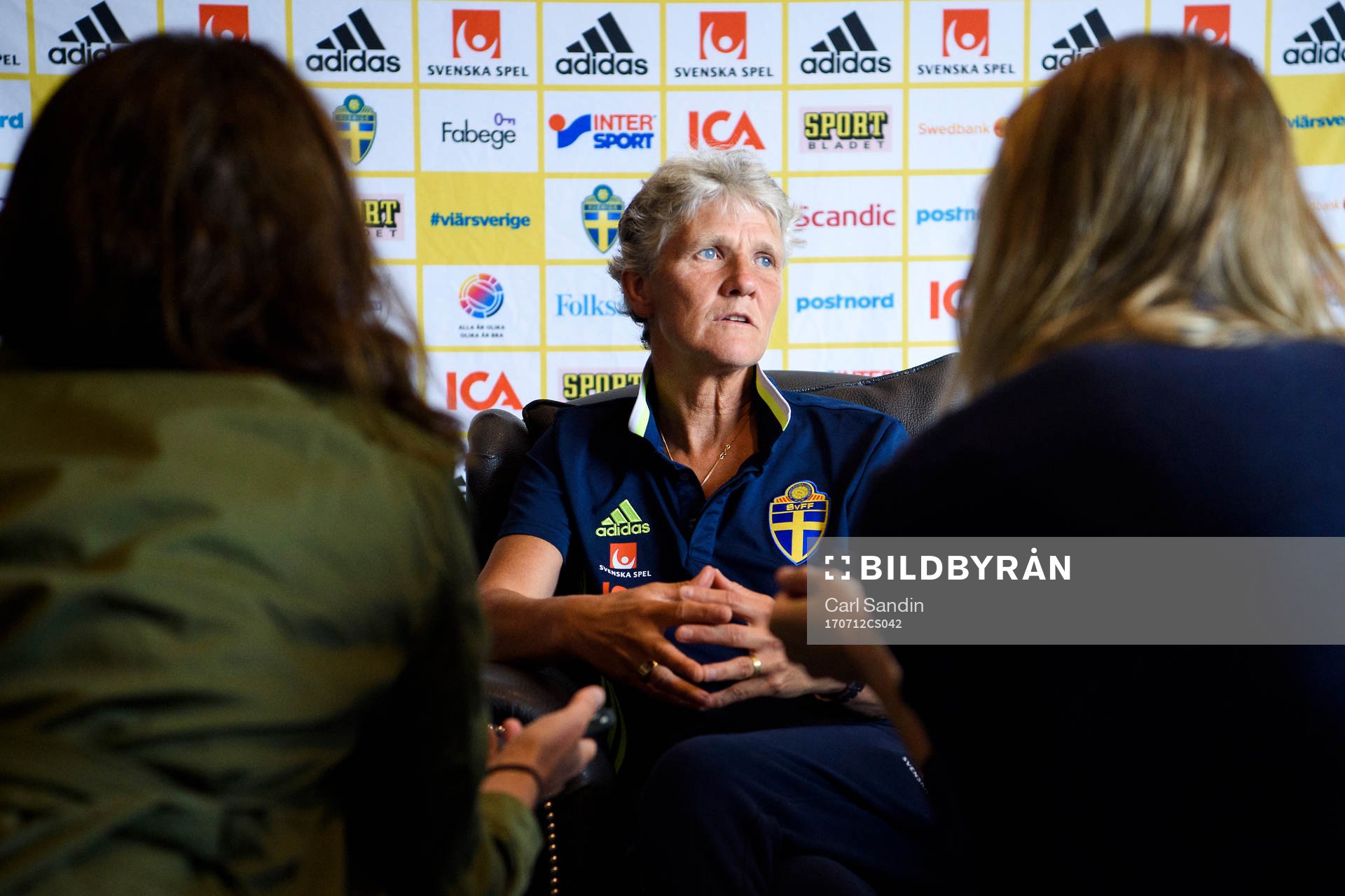 Förbundskapten Pia Sundhage blir intervjuad